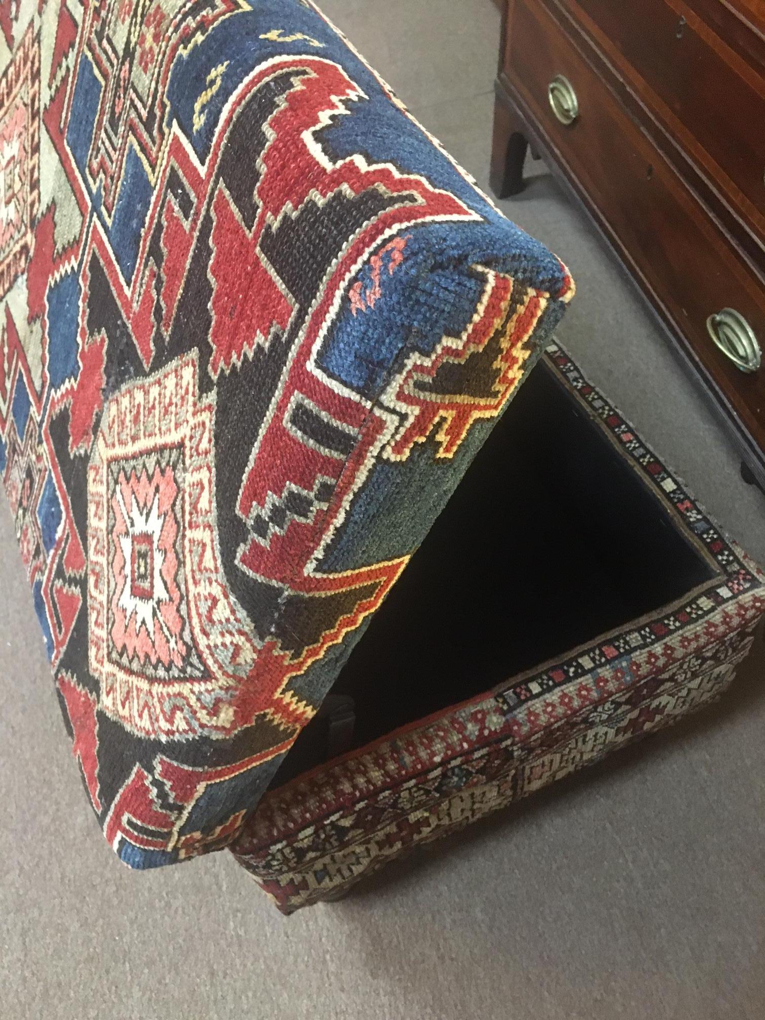 Ce beau banc de rangement utilitaire est recouvert d'un tapis antique Caucasion Shirvan provenant du district russe des montagnes du Caucase. Le couvercle de la boîte est recouvert du champ du tapis original et la base de la boîte présente la