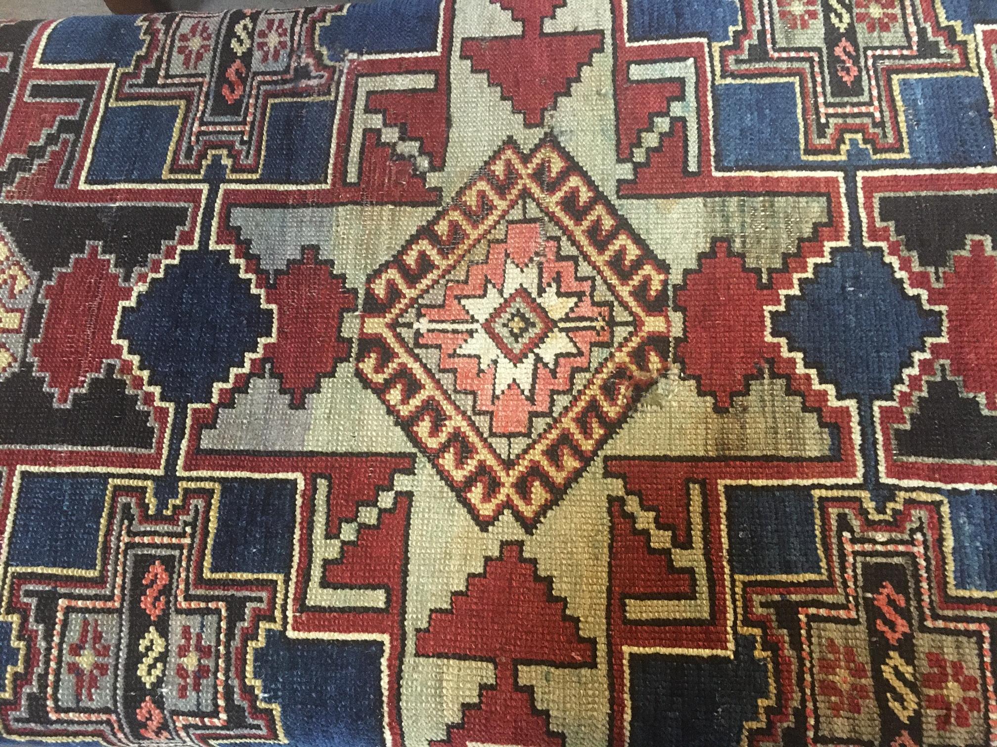 Kazakh Banc de rangement tapissé d'un ancien tapis Shirvan en laine nouée à la main en vente