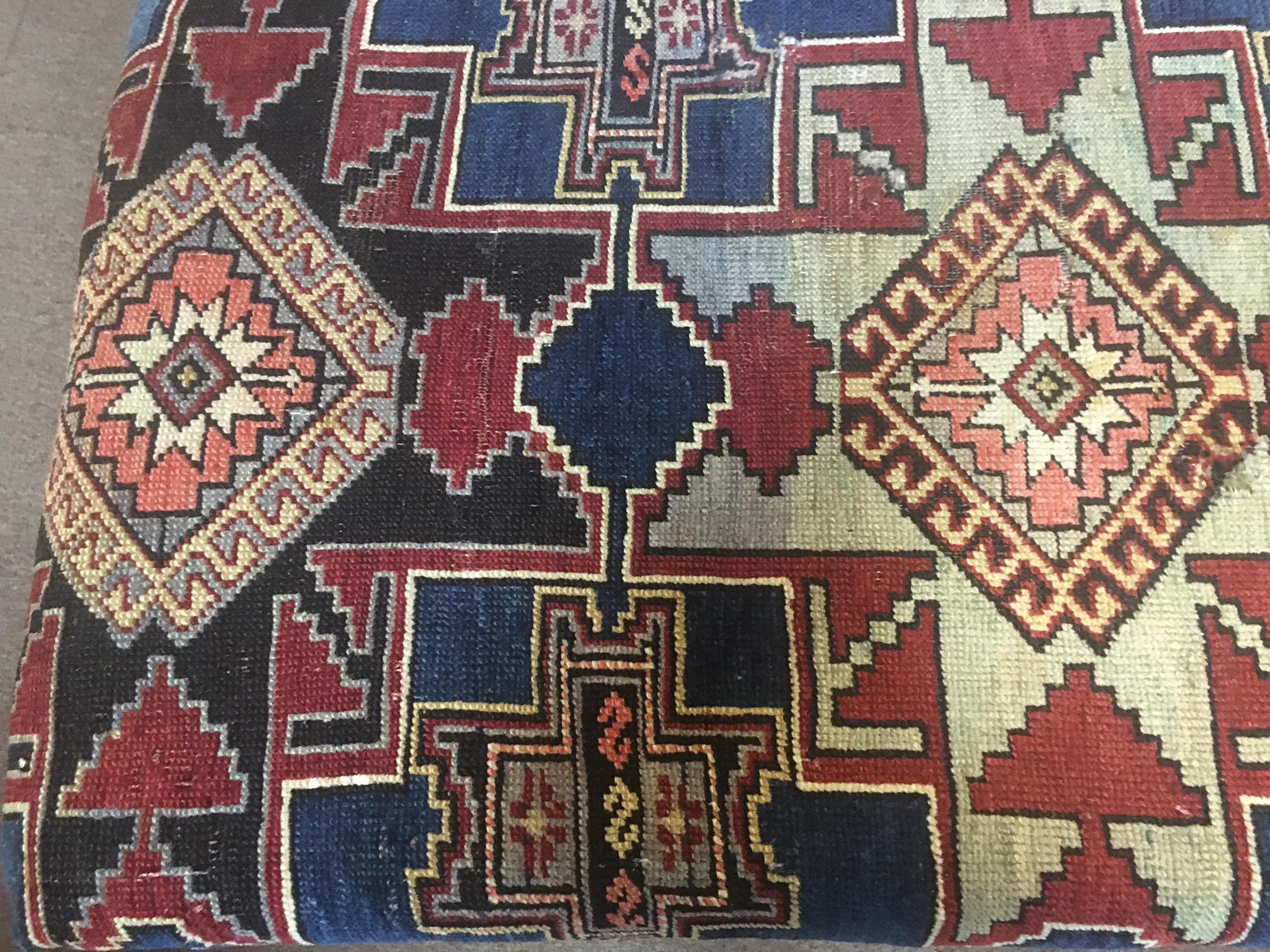 Russe Banc de rangement tapissé d'un ancien tapis Shirvan en laine nouée à la main en vente