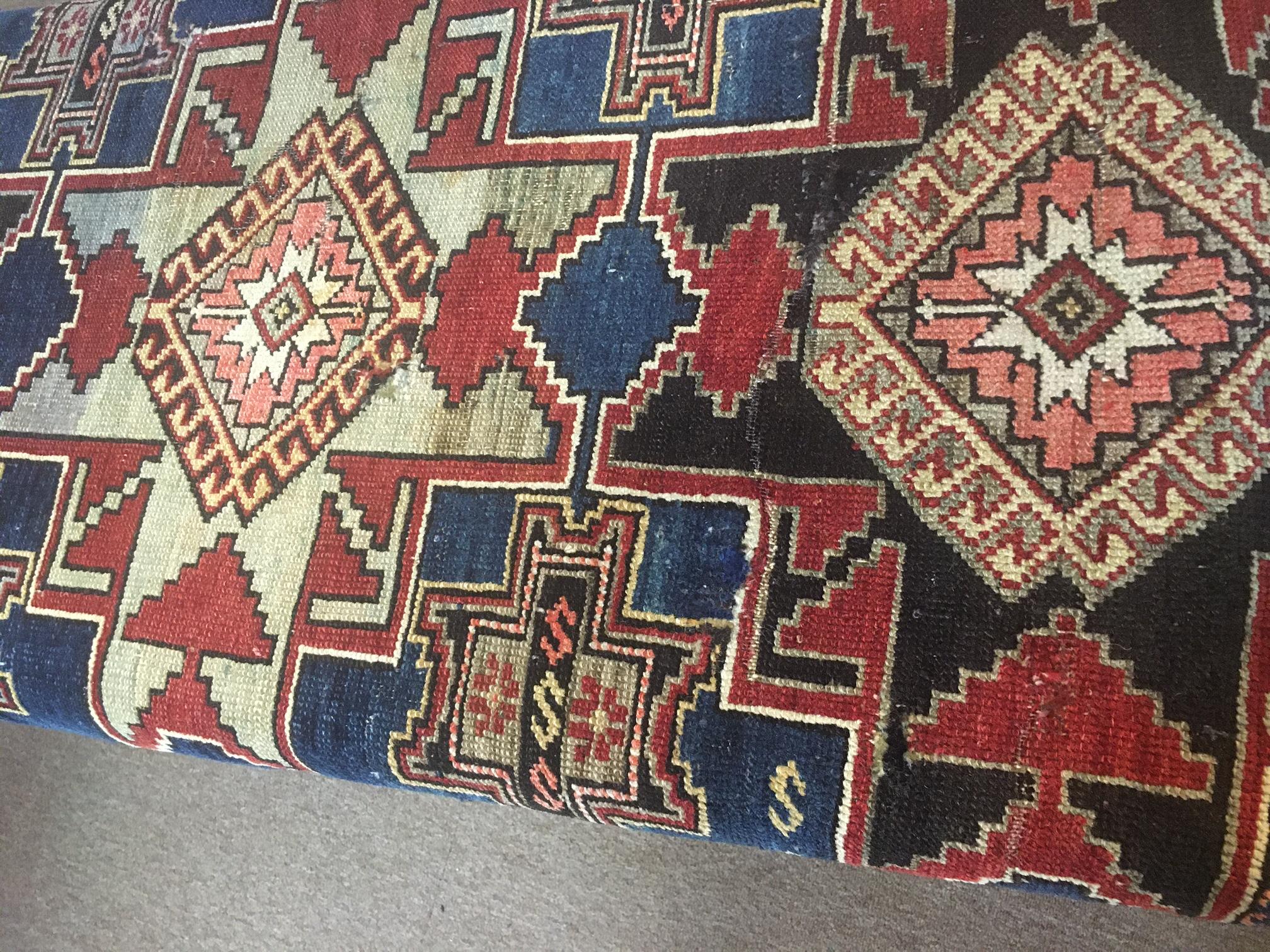 Noué à la main Banc de rangement tapissé d'un ancien tapis Shirvan en laine nouée à la main en vente