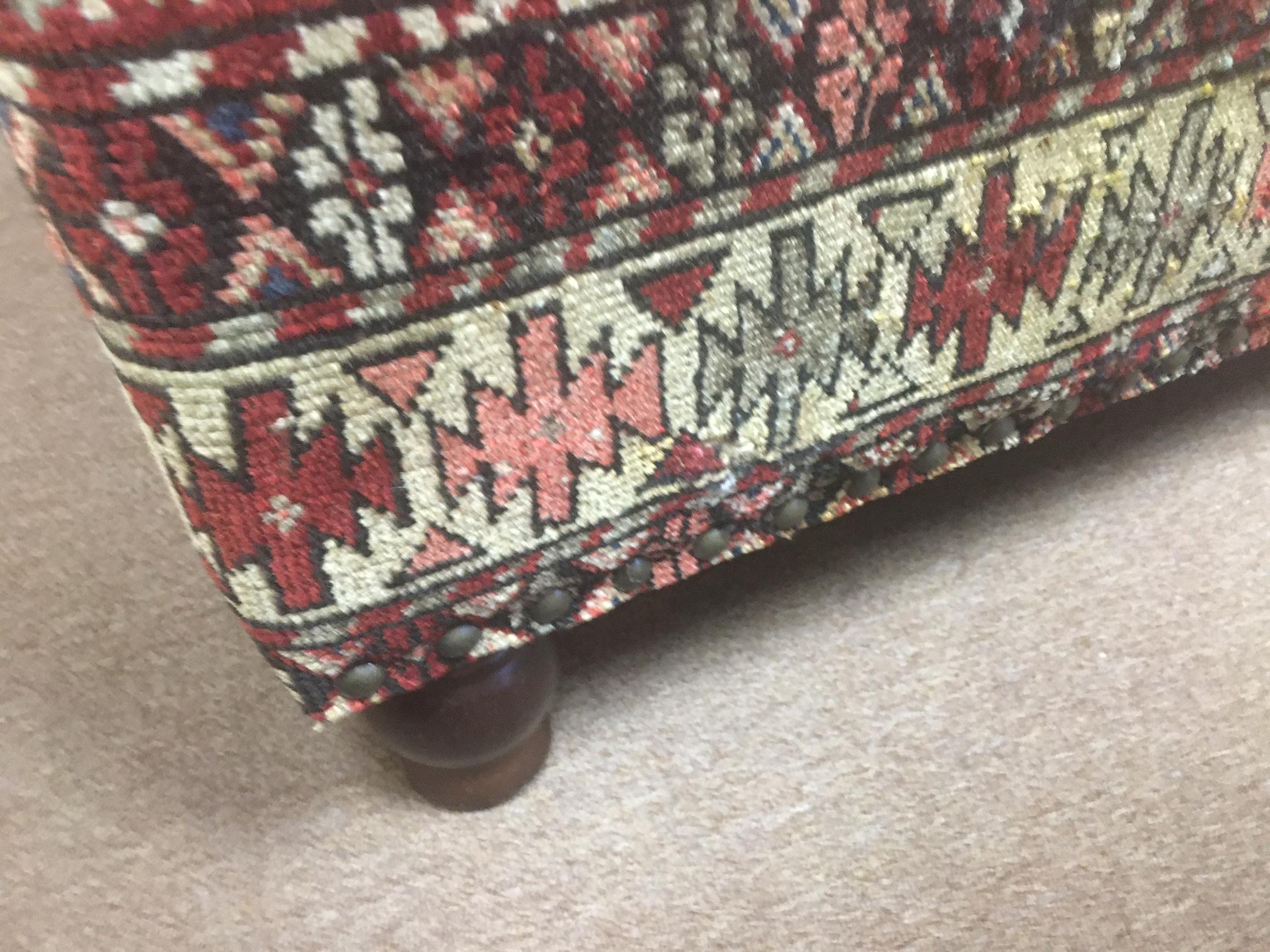 Banc de rangement tapissé d'un ancien tapis Shirvan en laine nouée à la main Bon état - En vente à Savannah, GA