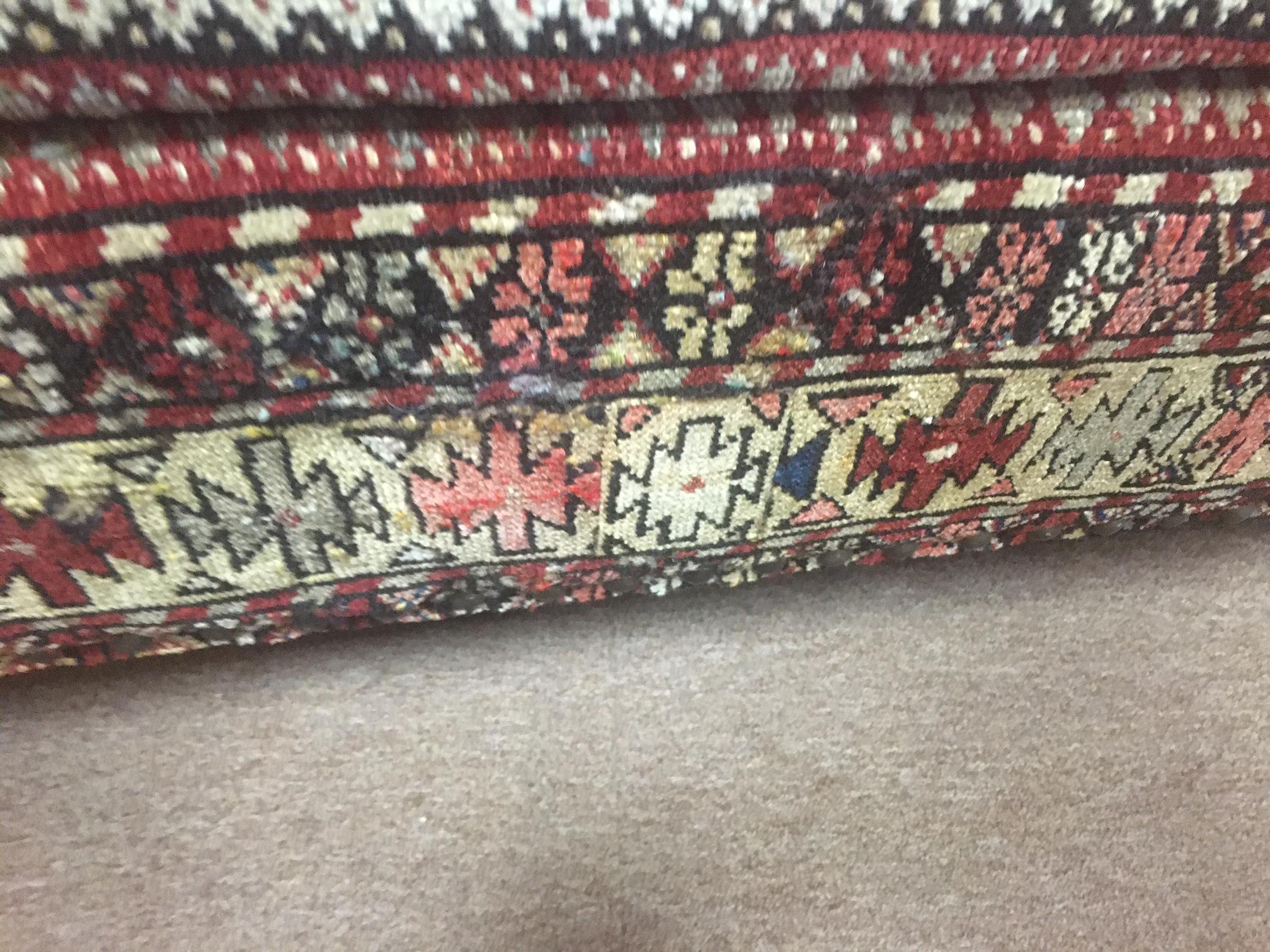 Fin du XIXe siècle Banc de rangement tapissé d'un ancien tapis Shirvan en laine nouée à la main en vente