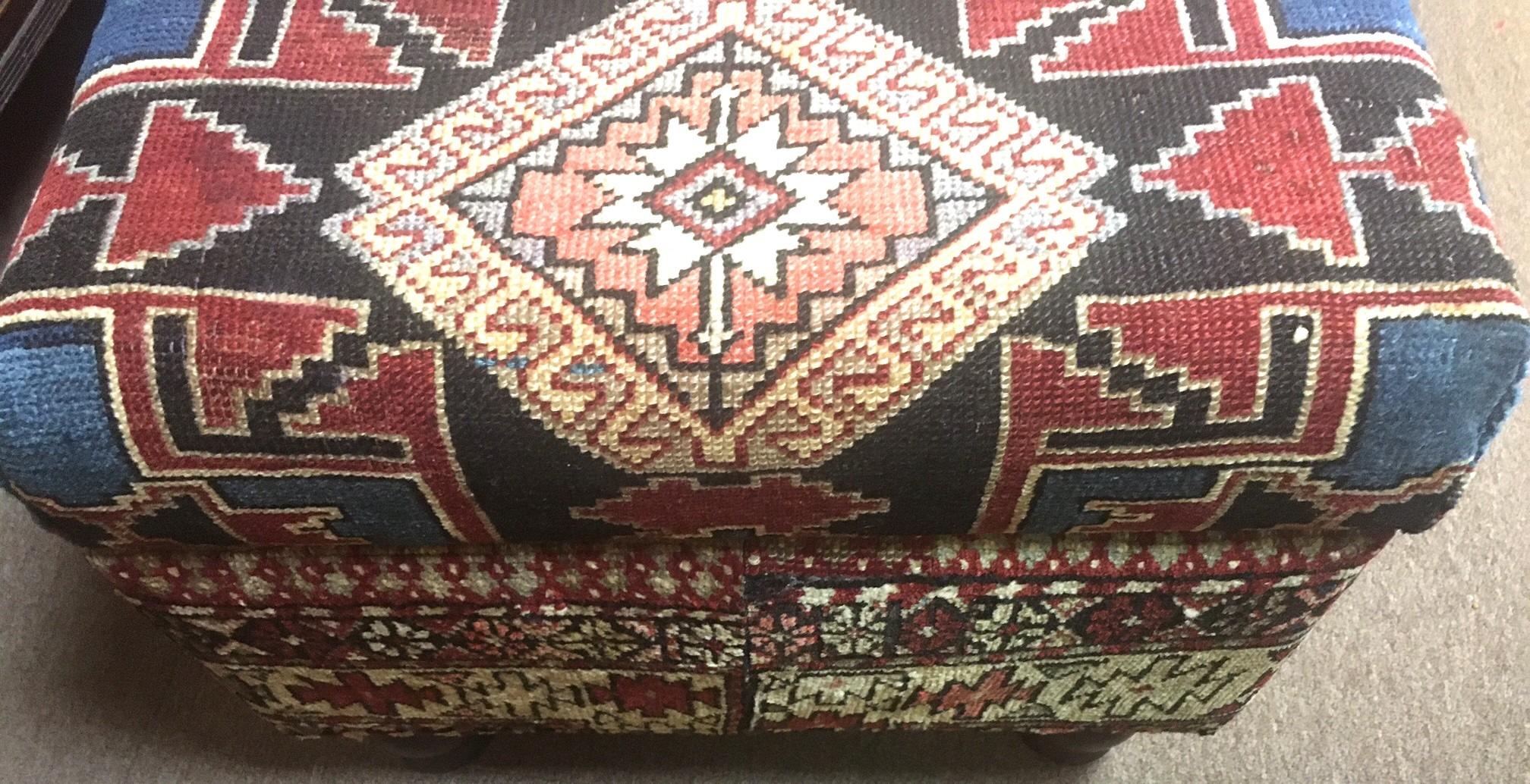 Laine Banc de rangement tapissé d'un ancien tapis Shirvan en laine nouée à la main en vente