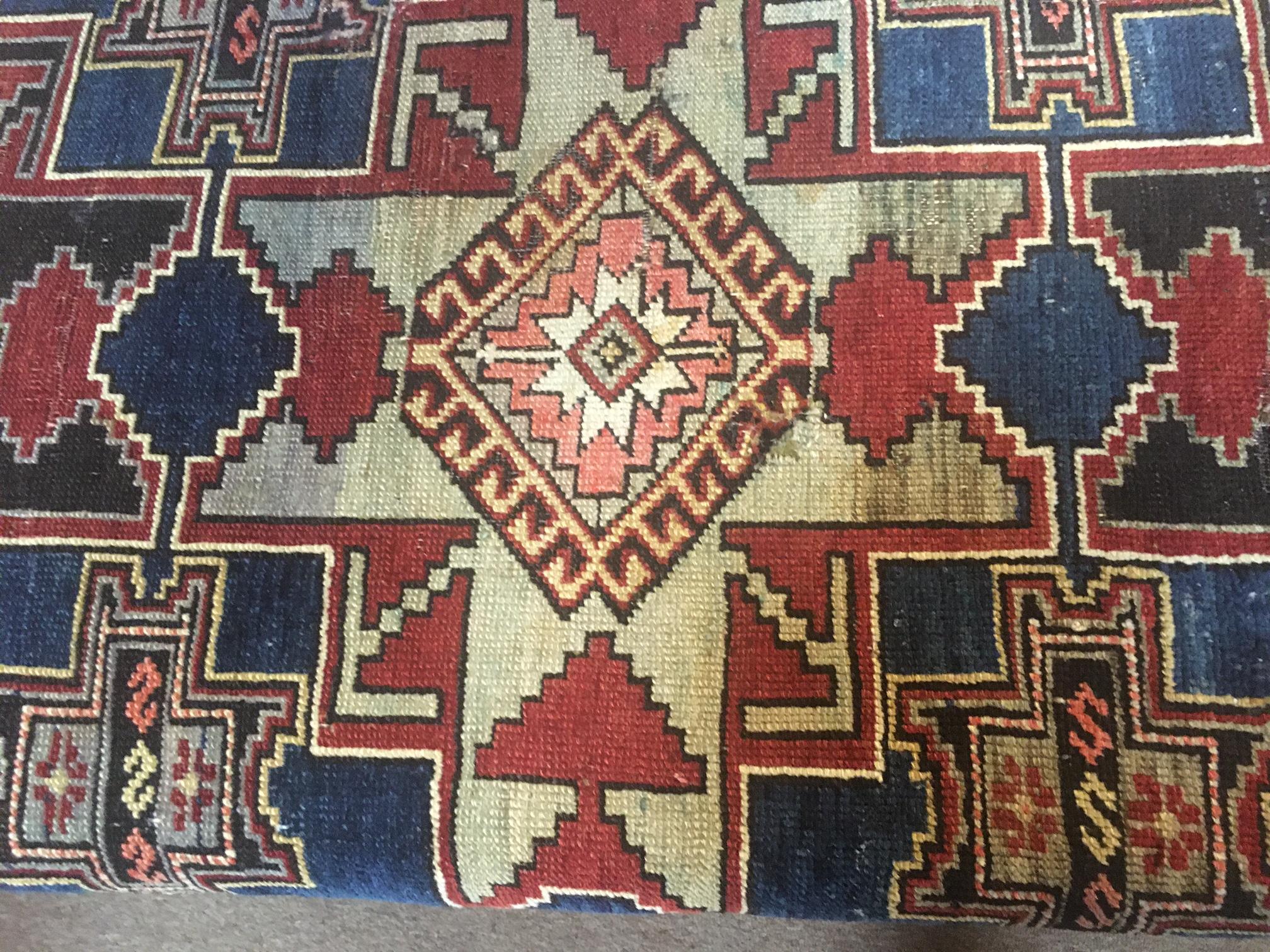 Banc de rangement tapissé d'un ancien tapis Shirvan en laine nouée à la main en vente 1