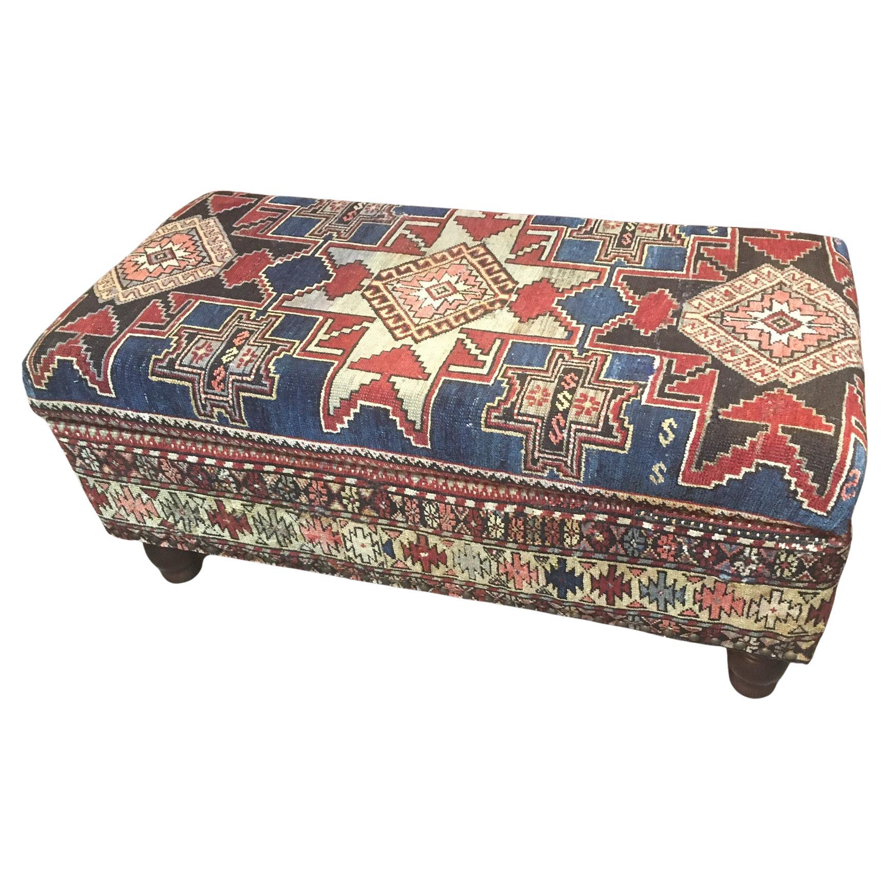 Banc de rangement tapissé d'un ancien tapis Shirvan en laine nouée à la main en vente