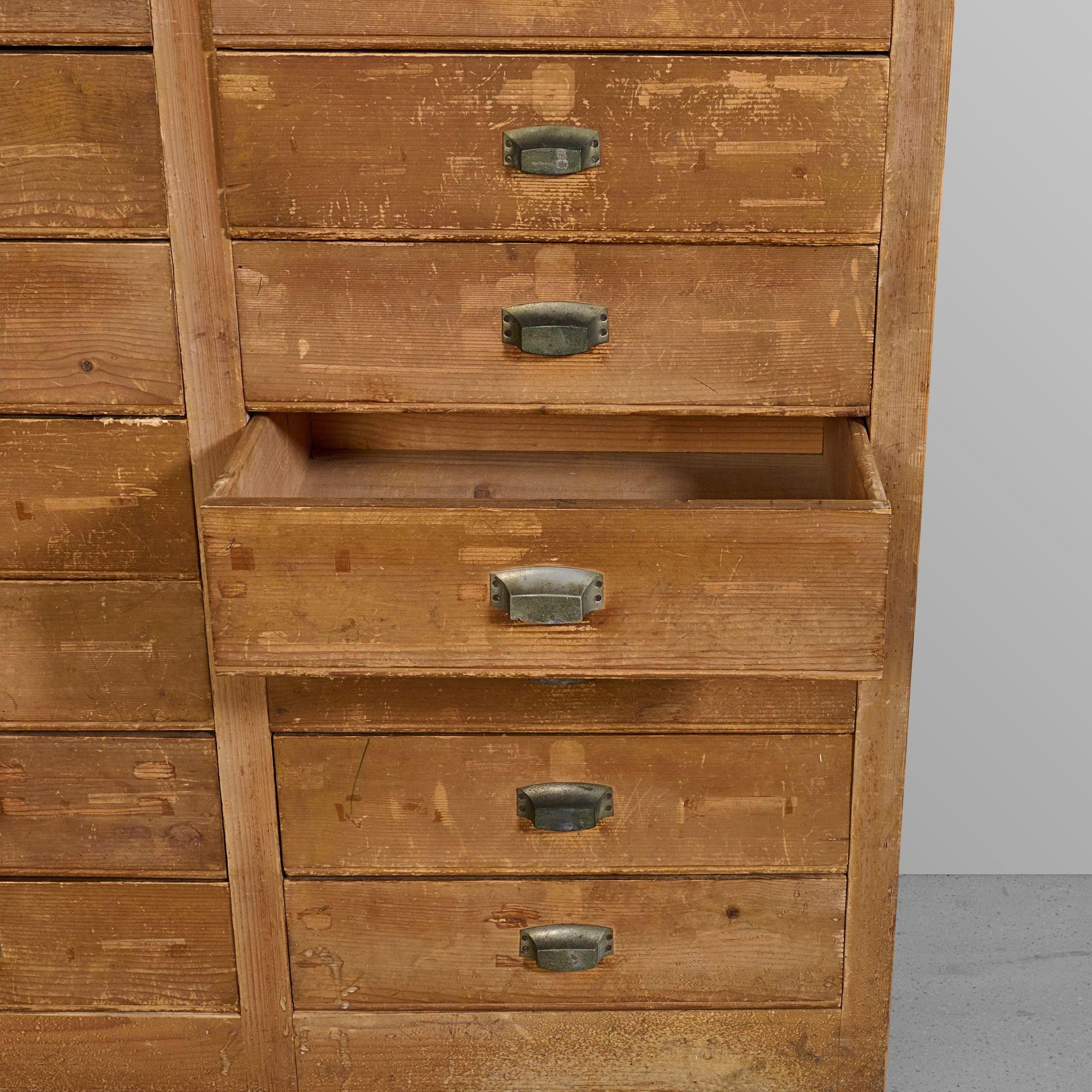 armoire de rangement à 24 tiroirs en pin à longues feuilles.