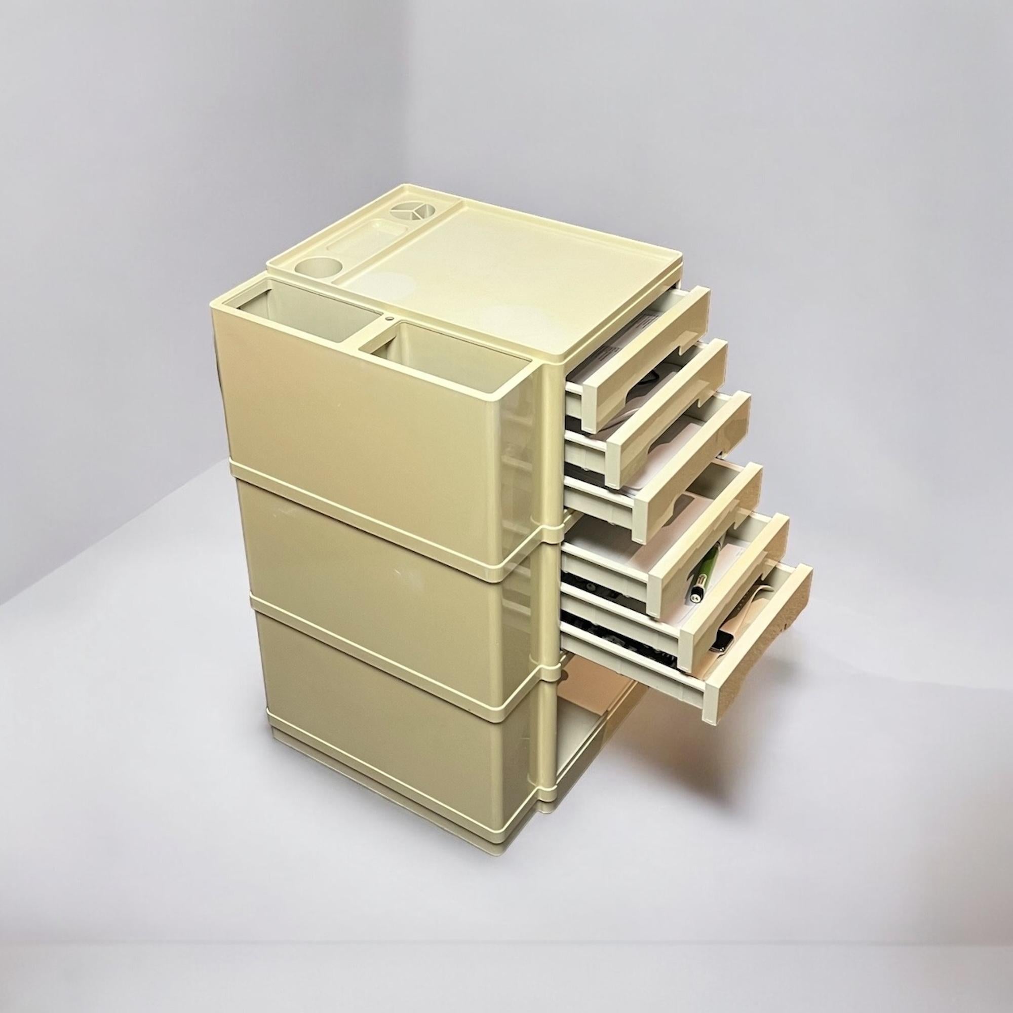 STILE (eg Style) is an icon of 70s Italian design. A beautiful and rare container trolley / portable cabinet / architect's cabinet designed by Giovanni Pelis for Neolt Italy. 

STILE is equipped with six drawers, a support base, two lower