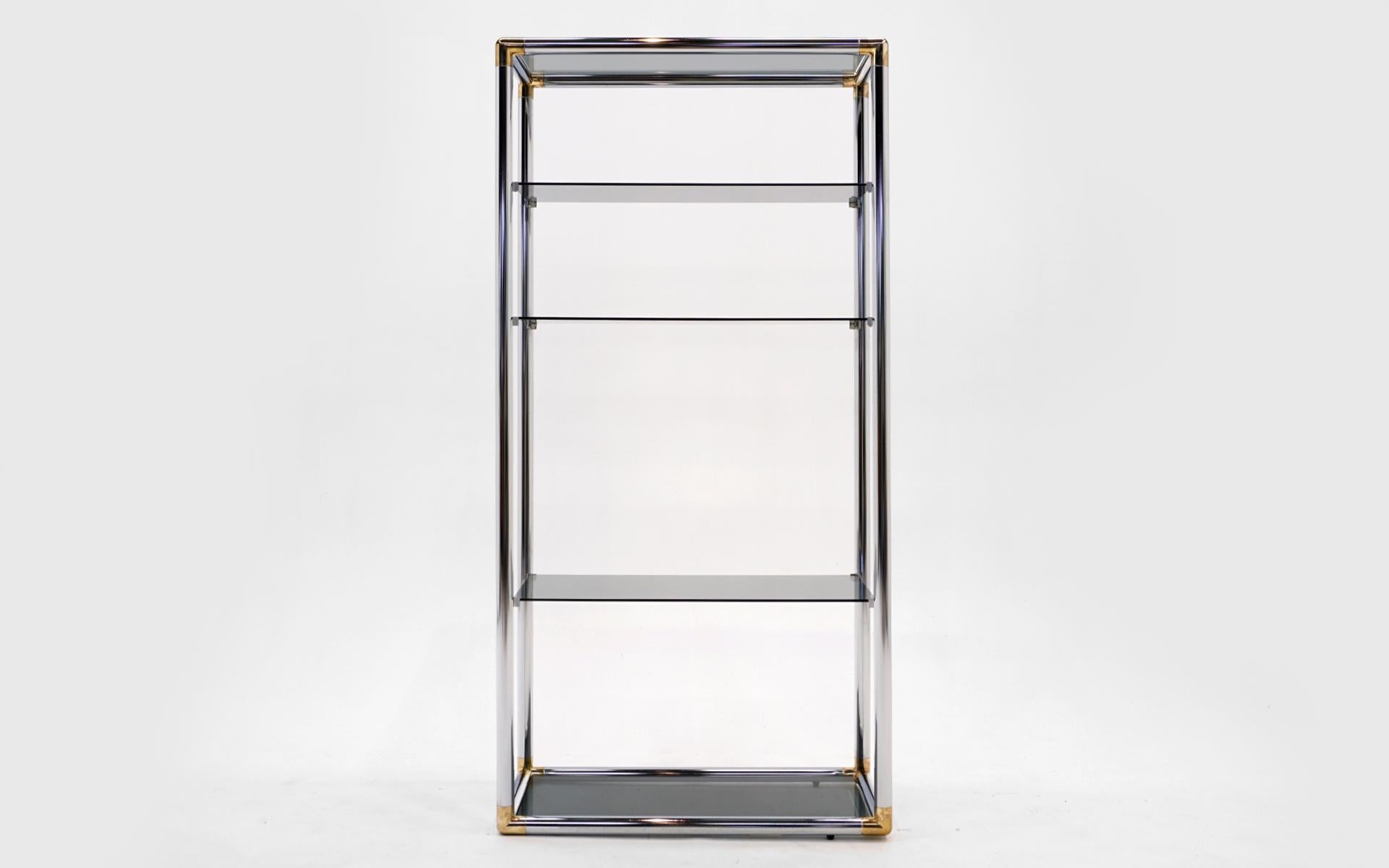 Etagere / étagères de présentation. Cadre tubulaire chromé avec accents en laiton et verre fumé gris. Construction de très haute qualité et solide. Très bon état et prêt à être utilisé.