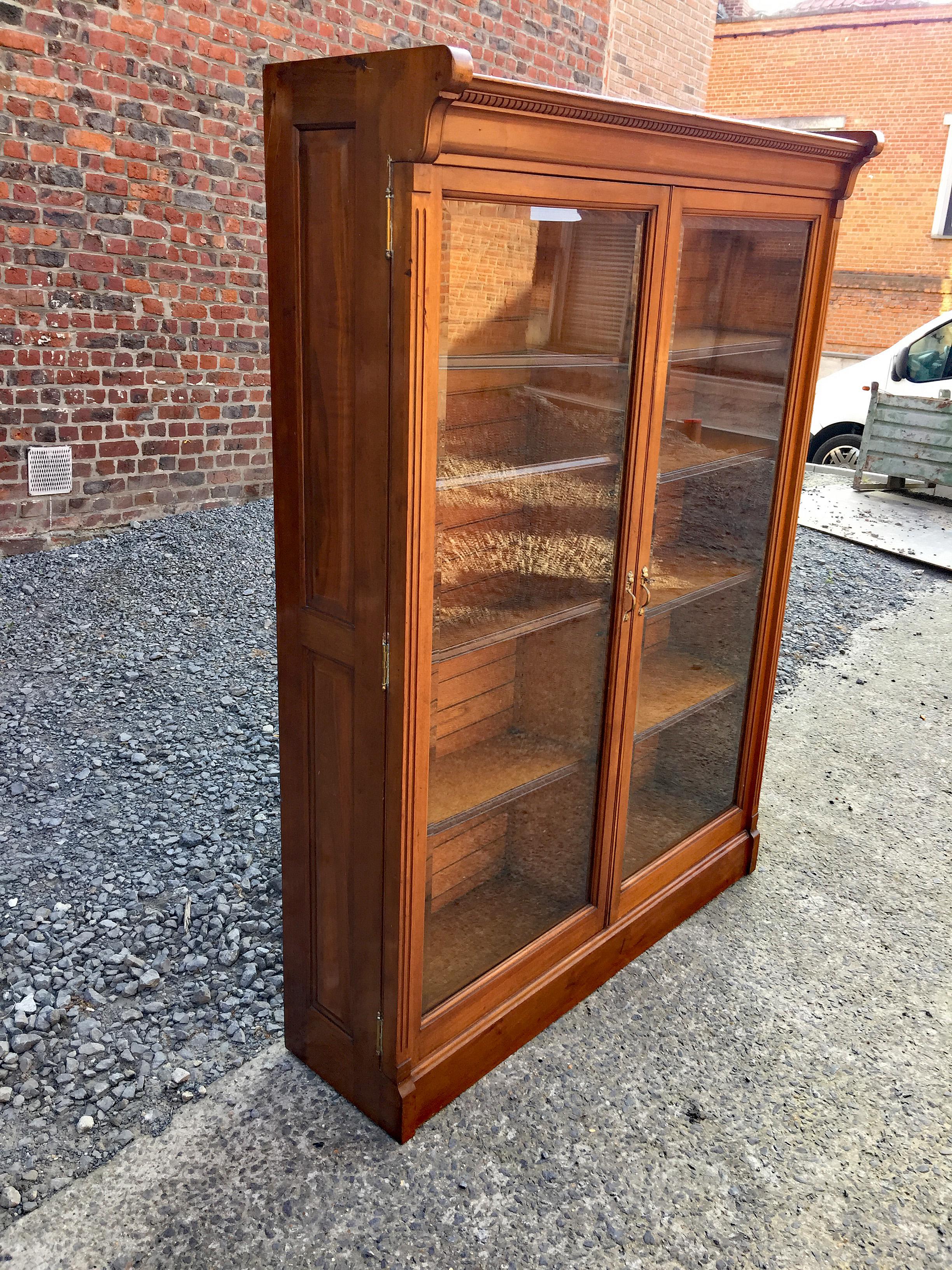 Storage Unit or Library in American Walnut, circa 1900 For Sale 4
