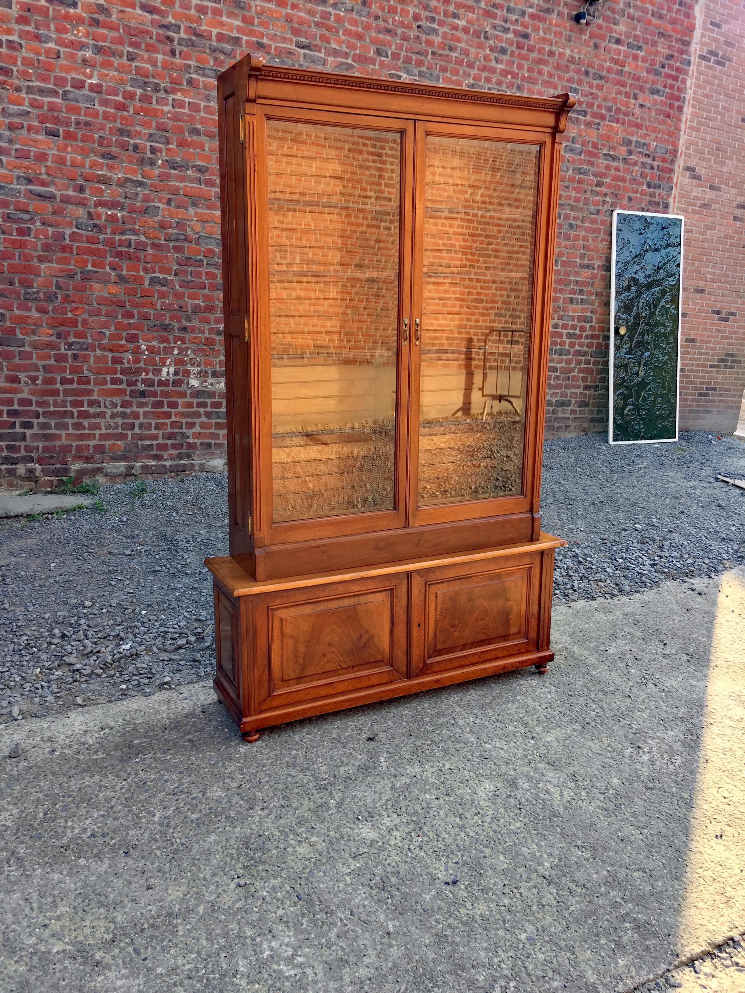 Storage unit or library in American walnut, circa 1900.
The shelves are removable and can be adjusted differently.
Total dimensions
H 230 cm
W 145cm
D 58 cm
The high glass cabinet
H 170 cm
W 125cm
D 27 cm
The low cabinet
H 60 cm
W