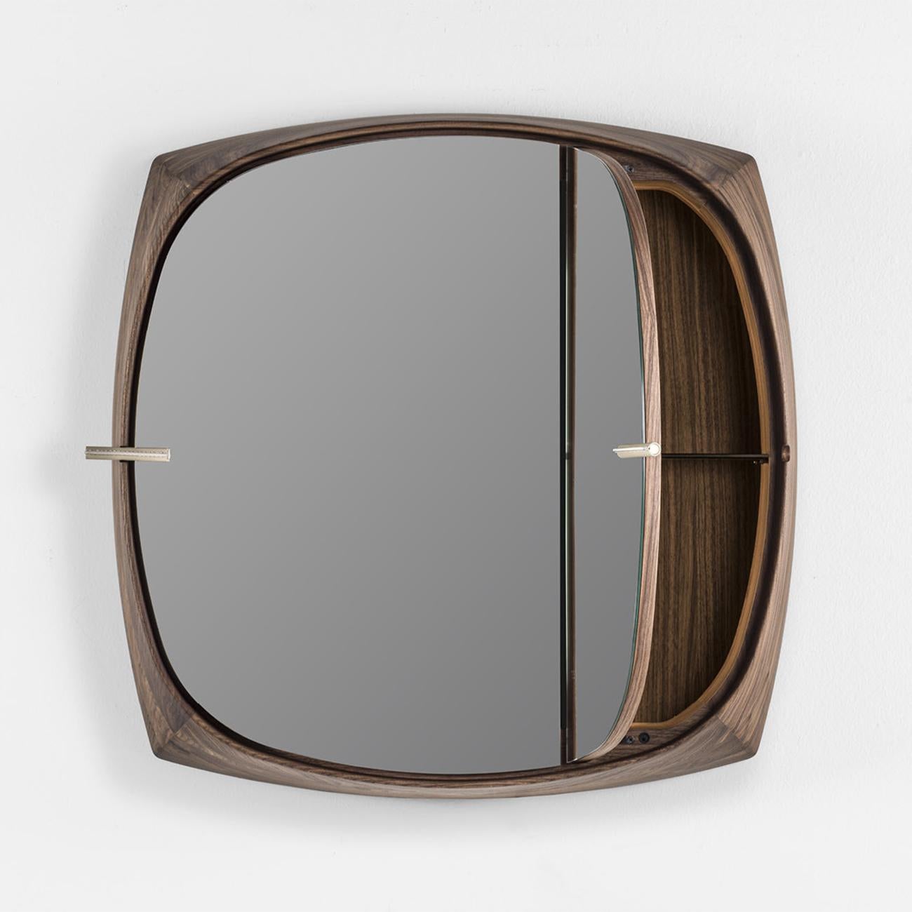 Specchio Storer Walnut Quadrato con struttura in legno massiccio di noce
in finitura naturale, con ripiani interni in vetro lavorato. Immagazzinamento 
specchio con 2 ante in vetro specchiato, maniglie in metallo rivestito 
con pelle in finitura