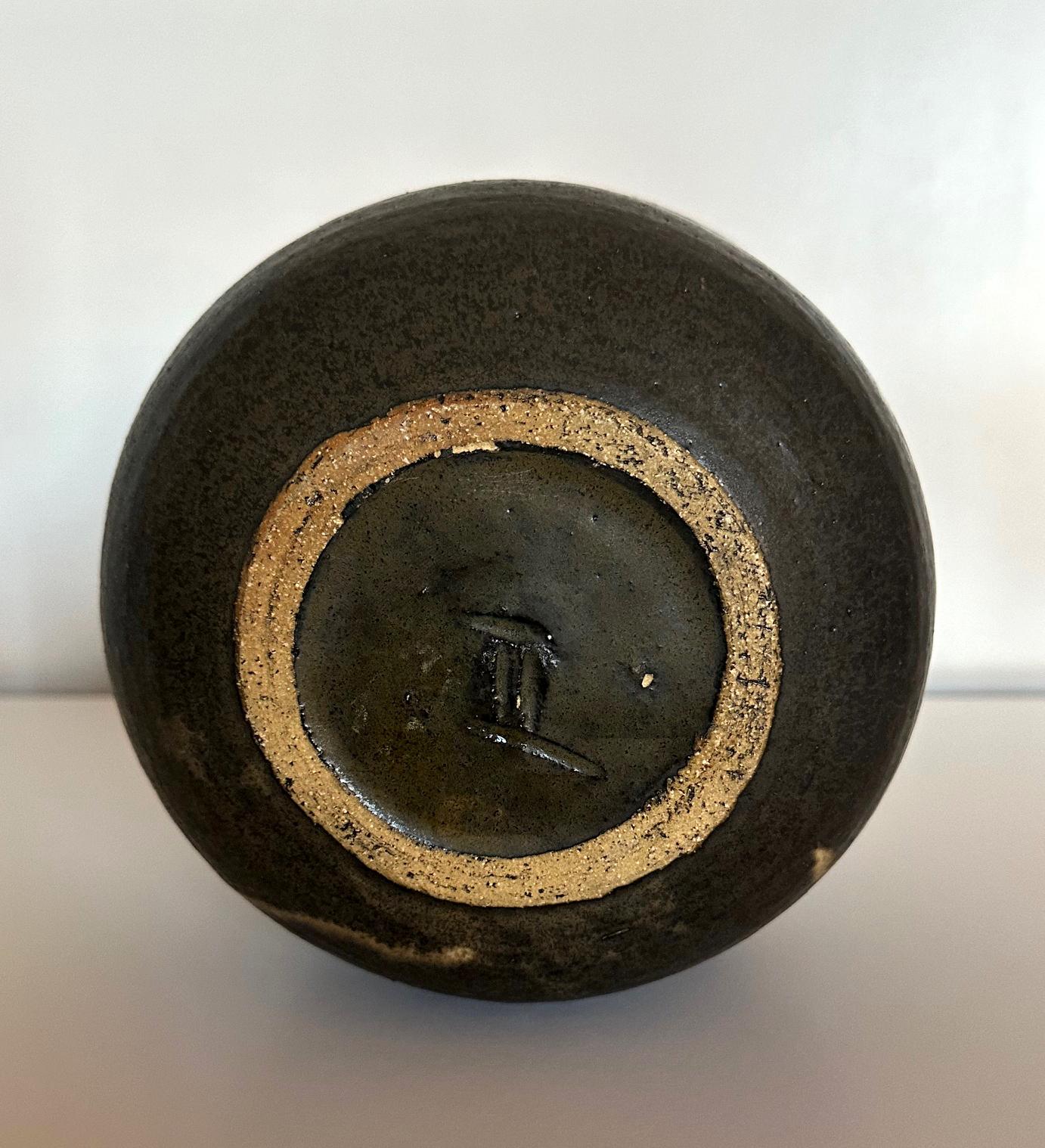 Important pot en céramique conservé avec une bouteille et des empreintes digitales Toshiko Takaezu en vente 3