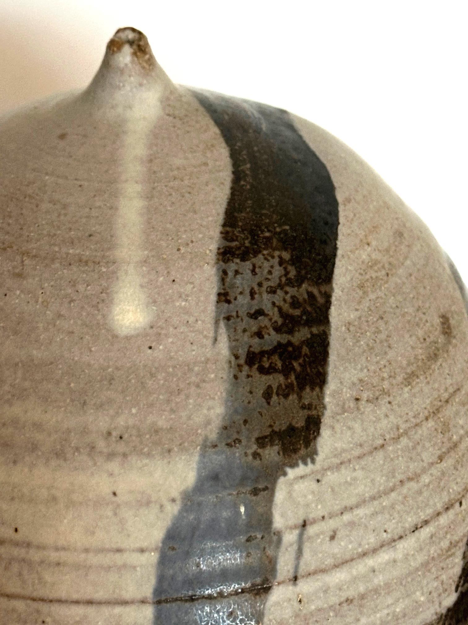 Important Storied Tall Ceramic Pot mit Rattle und Fingerprints Toshiko Takaezu im Angebot 5