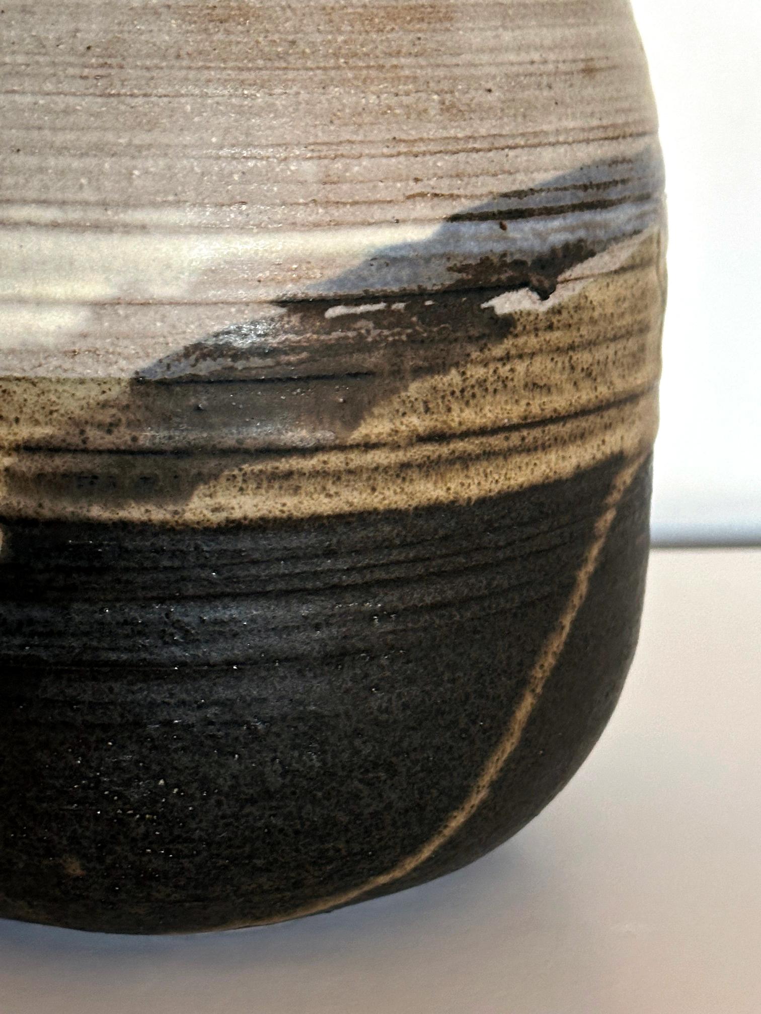 Important pot en céramique conservé avec une bouteille et des empreintes digitales Toshiko Takaezu en vente 6