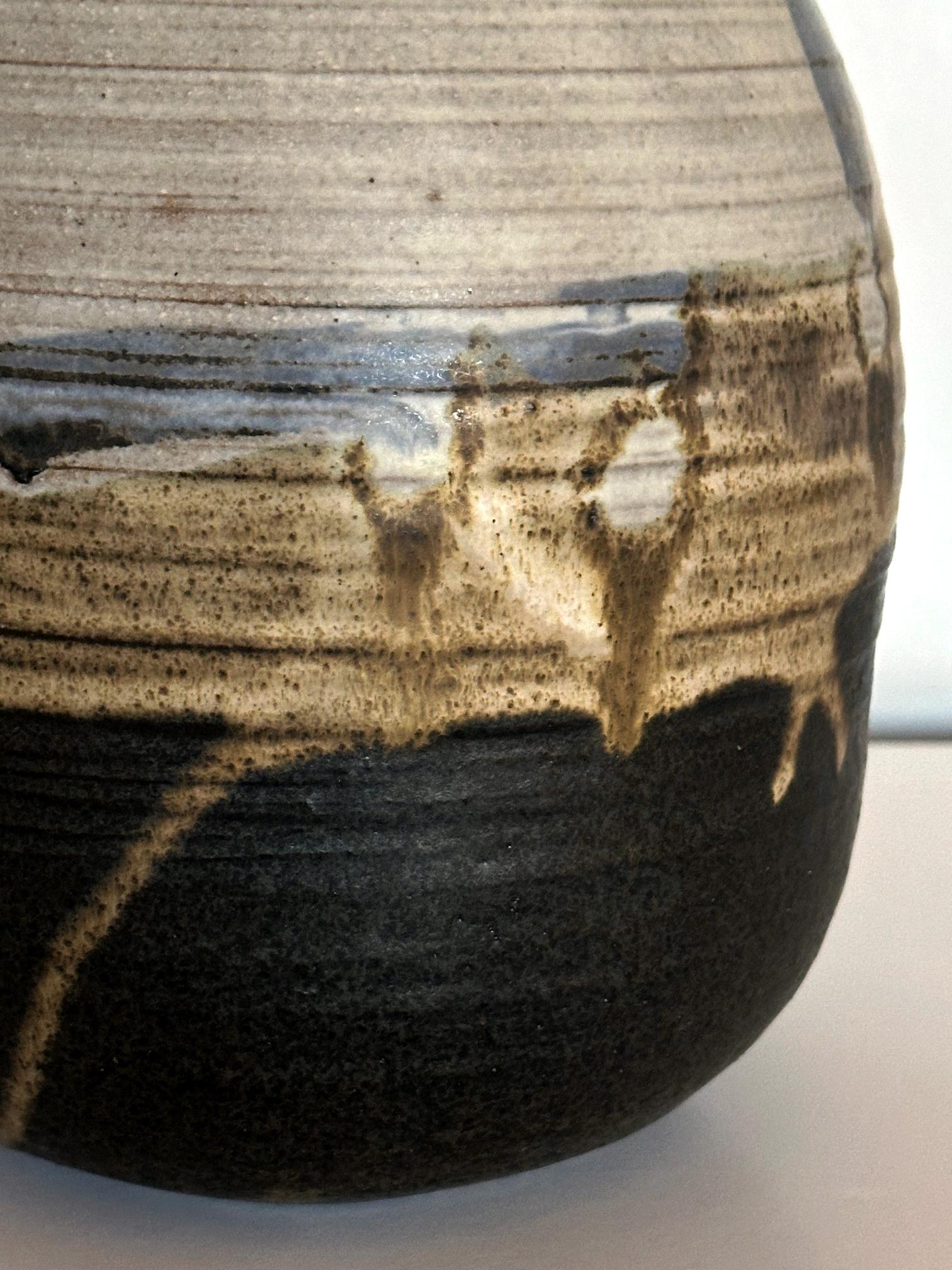 Important pot en céramique conservé avec une bouteille et des empreintes digitales Toshiko Takaezu en vente 7