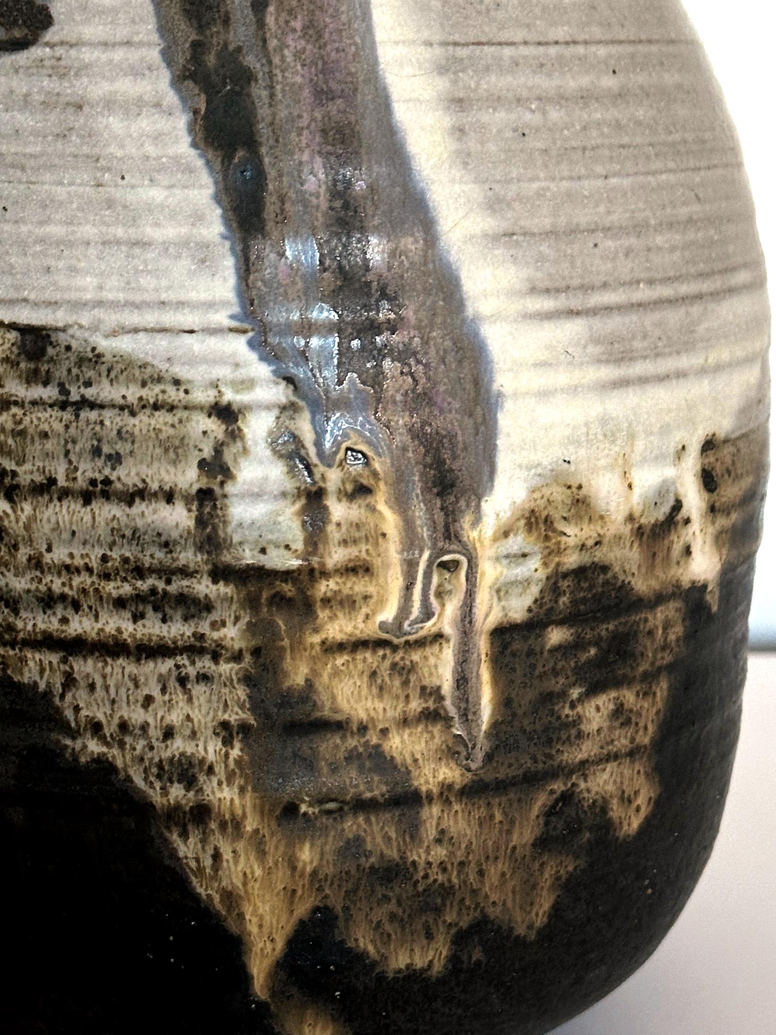 Important pot en céramique conservé avec une bouteille et des empreintes digitales Toshiko Takaezu en vente 8