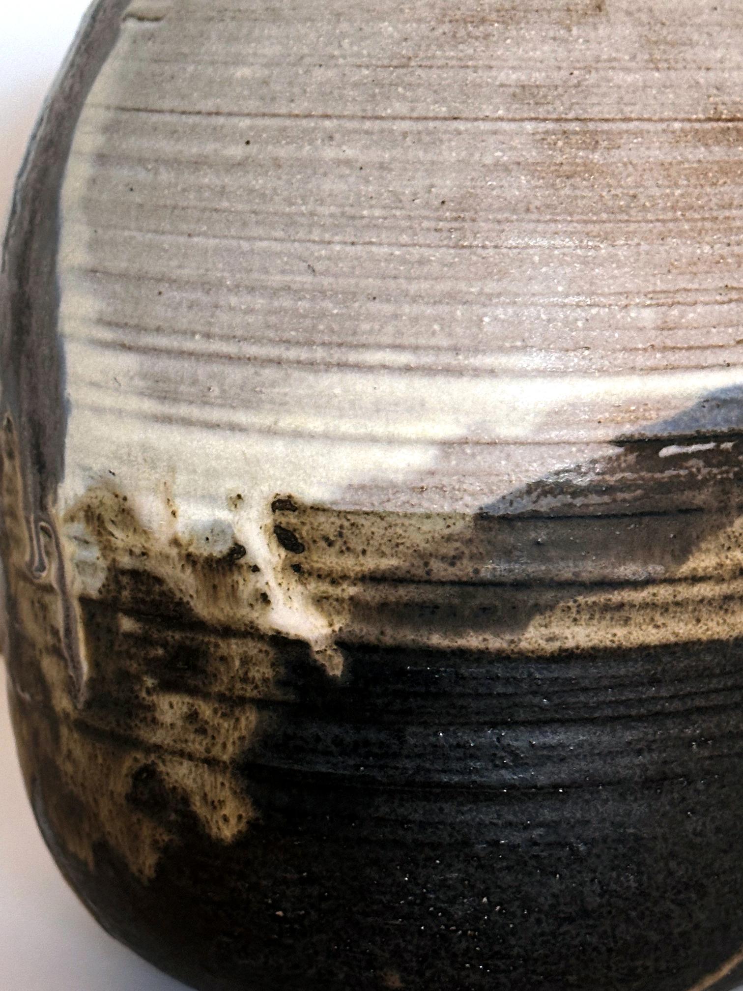 Important pot en céramique conservé avec une bouteille et des empreintes digitales Toshiko Takaezu en vente 9