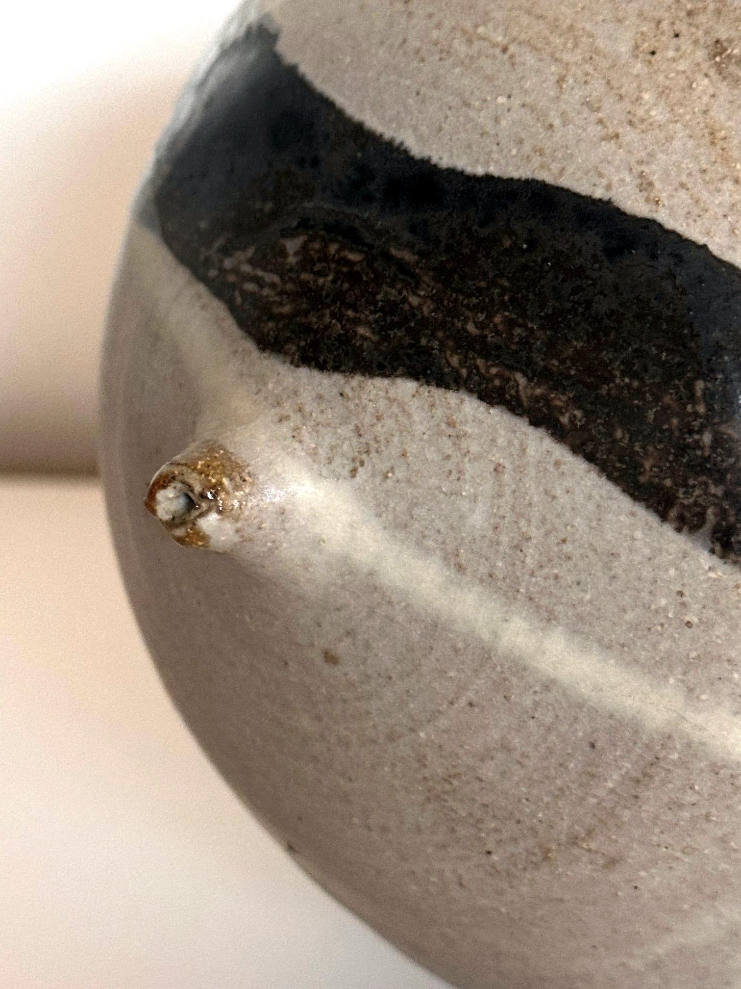Important pot en céramique conservé avec une bouteille et des empreintes digitales Toshiko Takaezu en vente 10