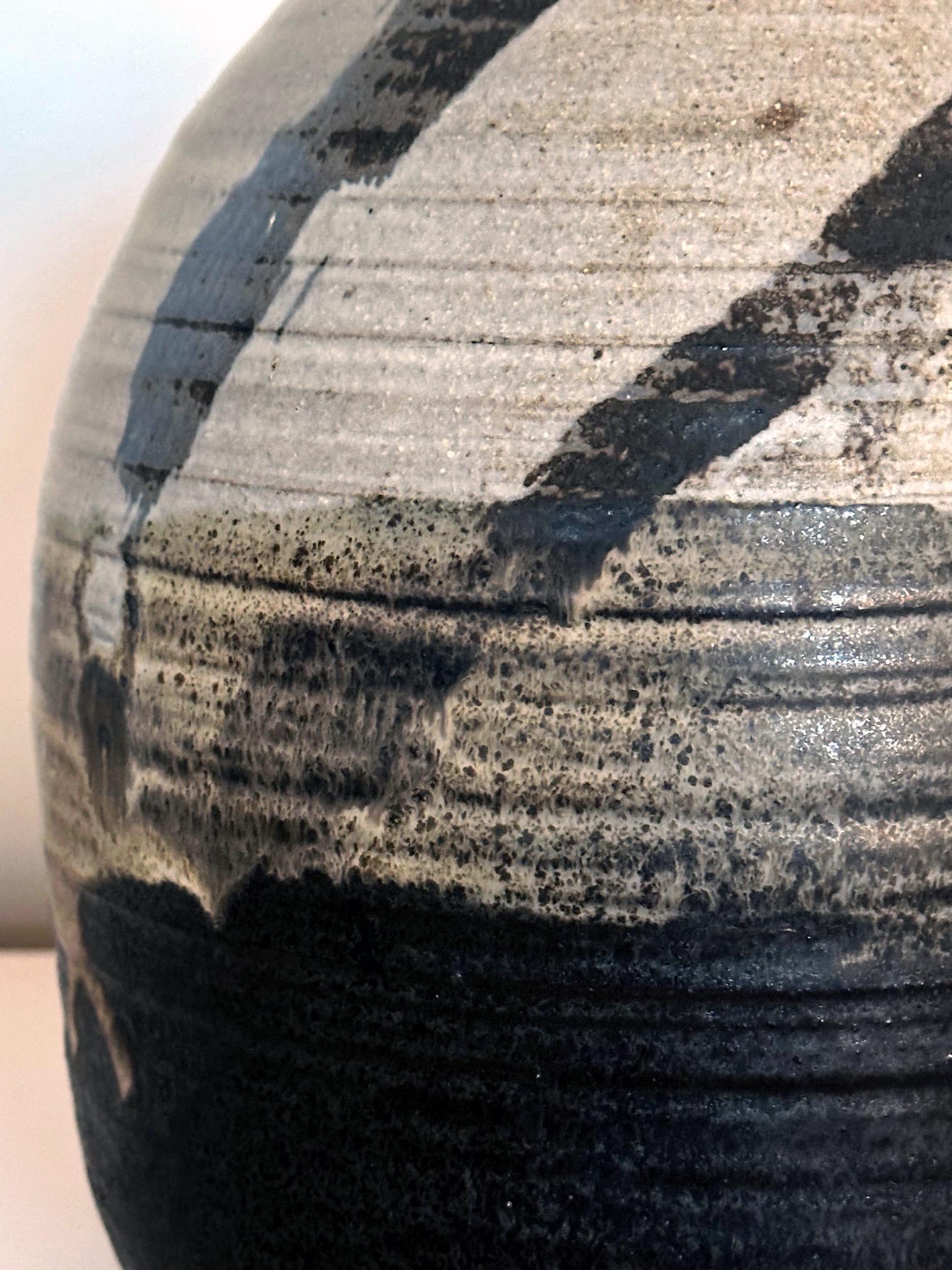 Important pot en céramique conservé avec une bouteille et des empreintes digitales Toshiko Takaezu en vente 11