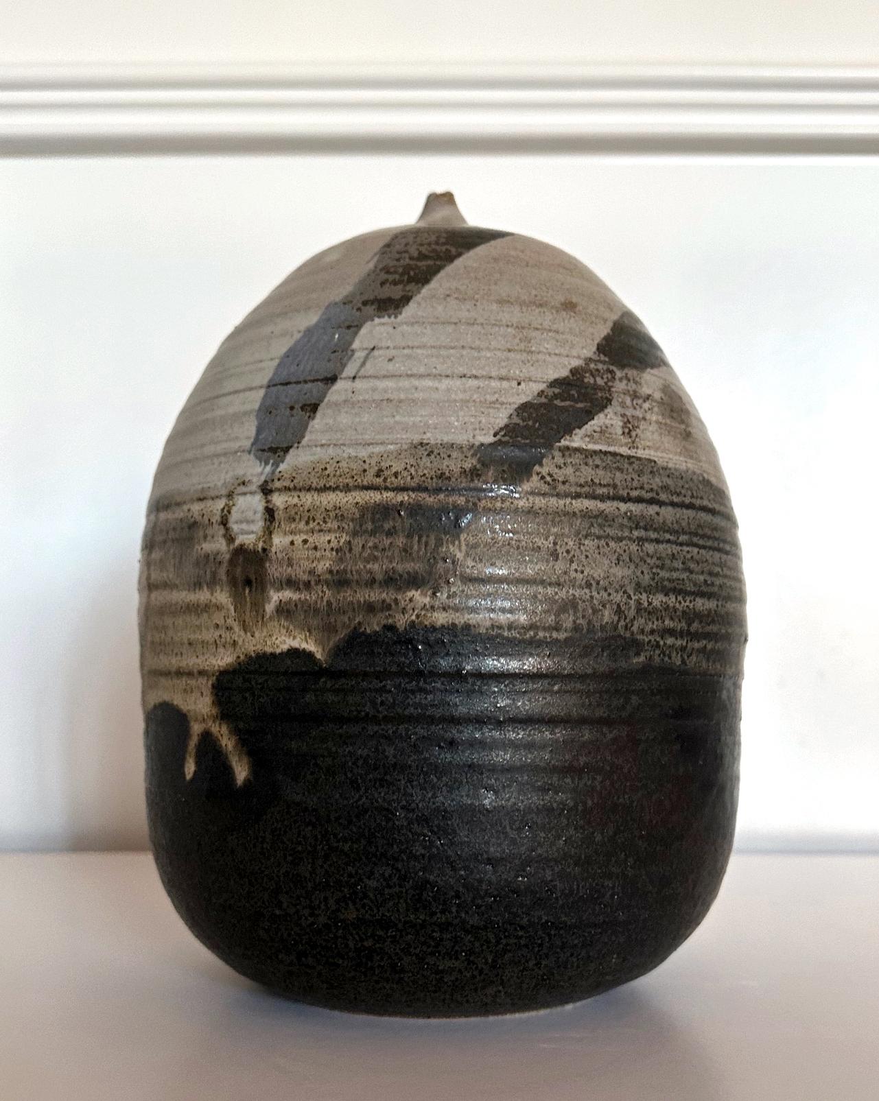 Important pot en céramique conservé avec une bouteille et des empreintes digitales Toshiko Takaezu en vente 12