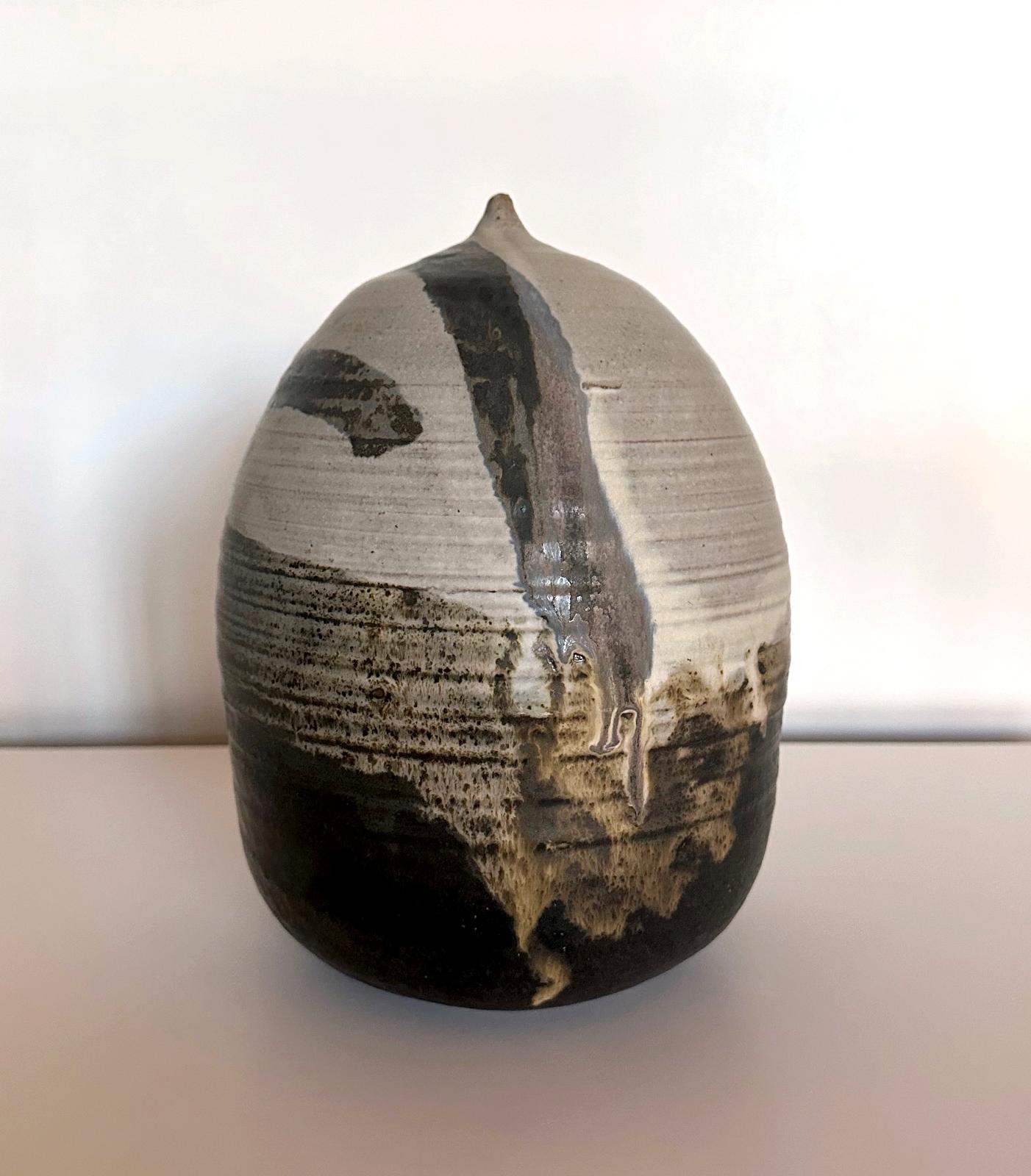 Important pot en céramique conservé avec une bouteille et des empreintes digitales Toshiko Takaezu Bon état - En vente à Atlanta, GA
