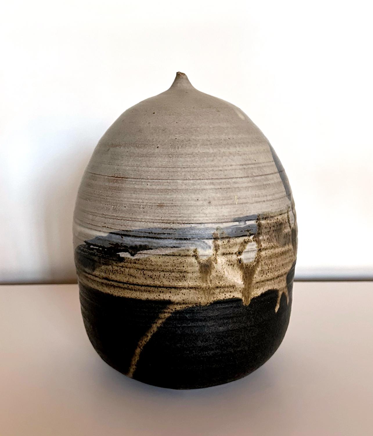 Fin du 20e siècle Important pot en céramique conservé avec une bouteille et des empreintes digitales Toshiko Takaezu en vente