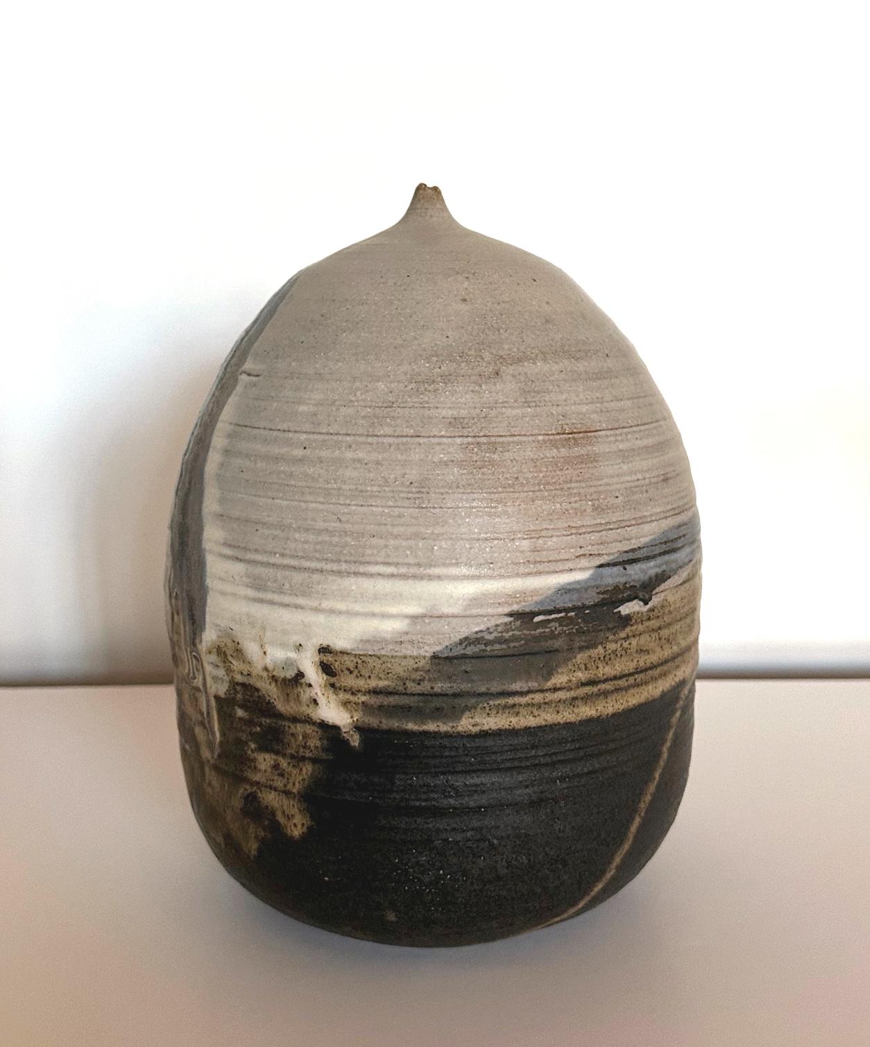 Céramique Important pot en céramique conservé avec une bouteille et des empreintes digitales Toshiko Takaezu en vente