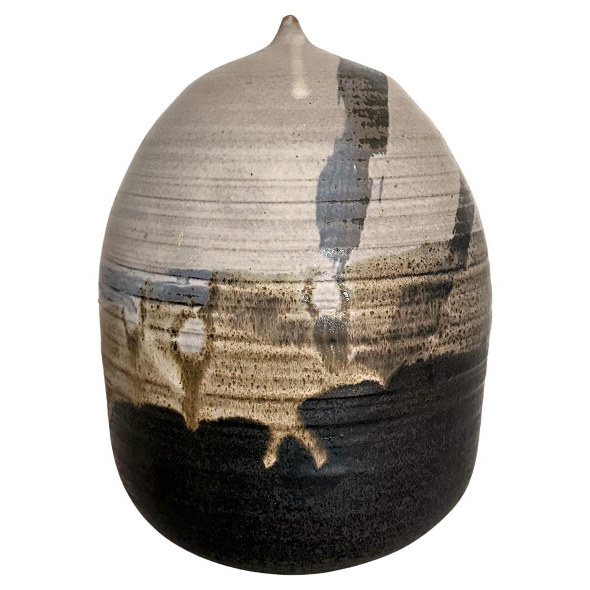 Important pot en céramique conservé avec une bouteille et des empreintes digitales Toshiko Takaezu en vente