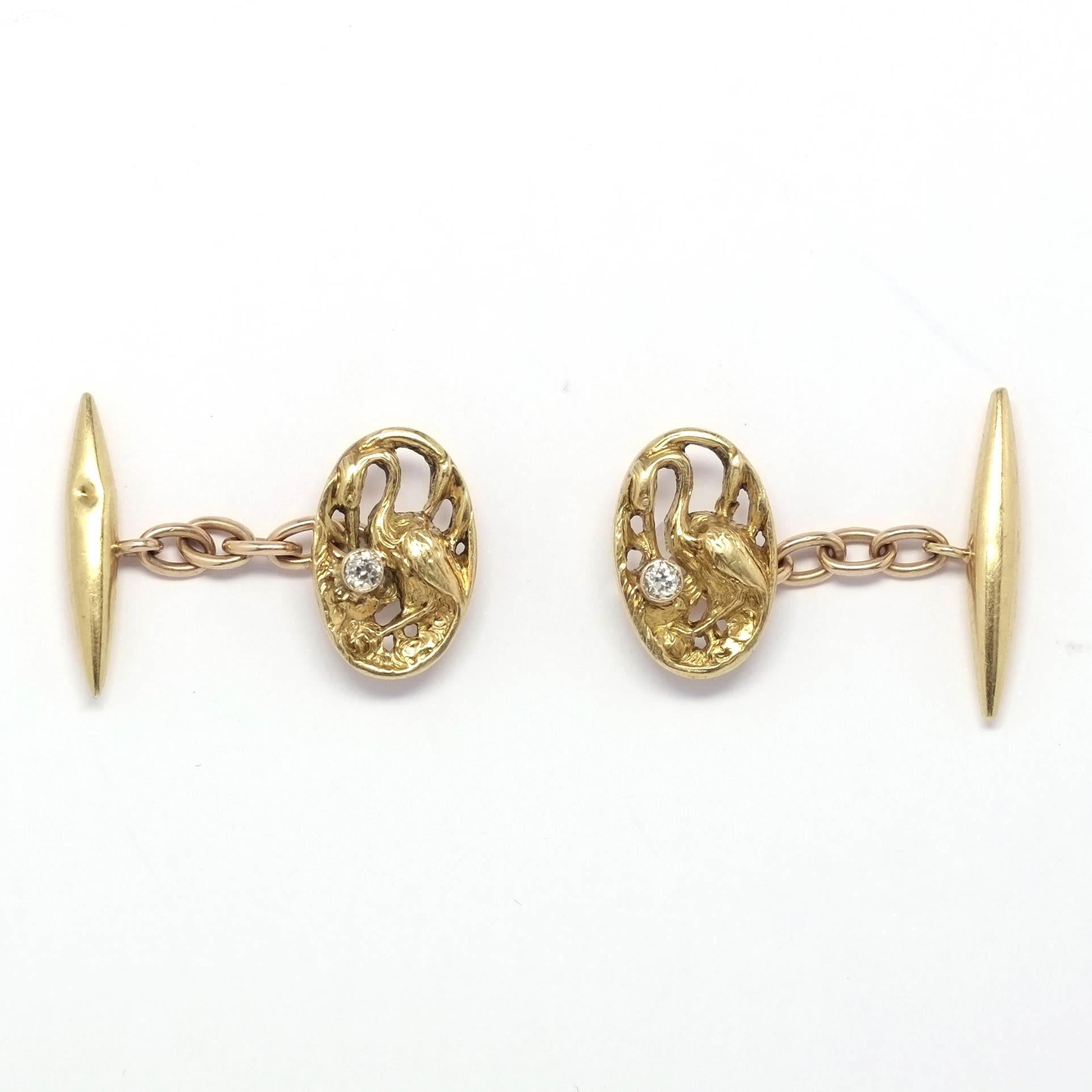 Art Nouveau cufflinks in 18ct yellow gold with round-cut diamonds. This jewel is a miniature sculpture created through the artisanal goldsmithing technique called “lost wax”. According to the essence of Art Nouveau, the luxuriance of flora and fauna