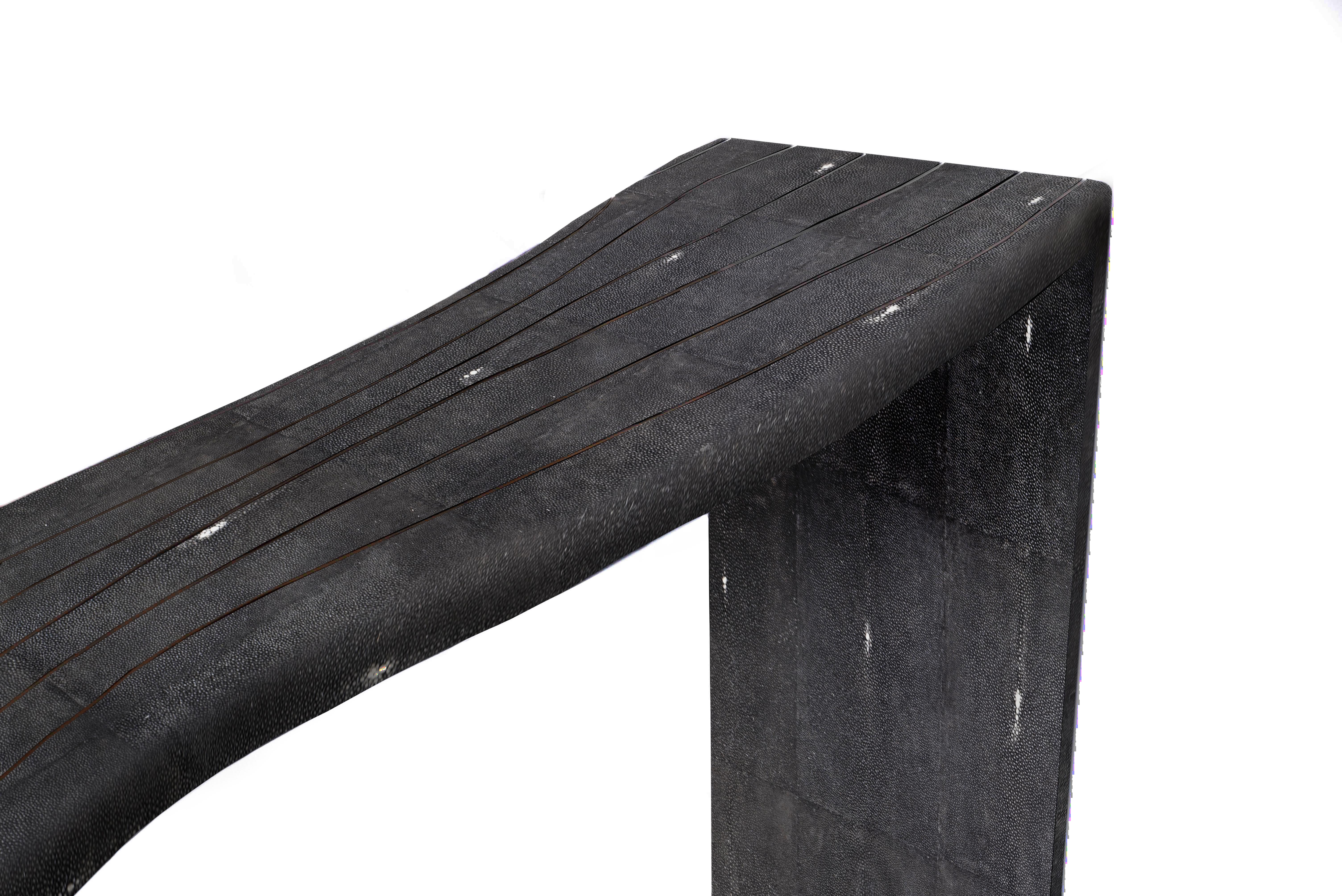 Laiton Table console Storm en coquille de stylo noir et laiton bronze-patina de Kifu Paris en vente