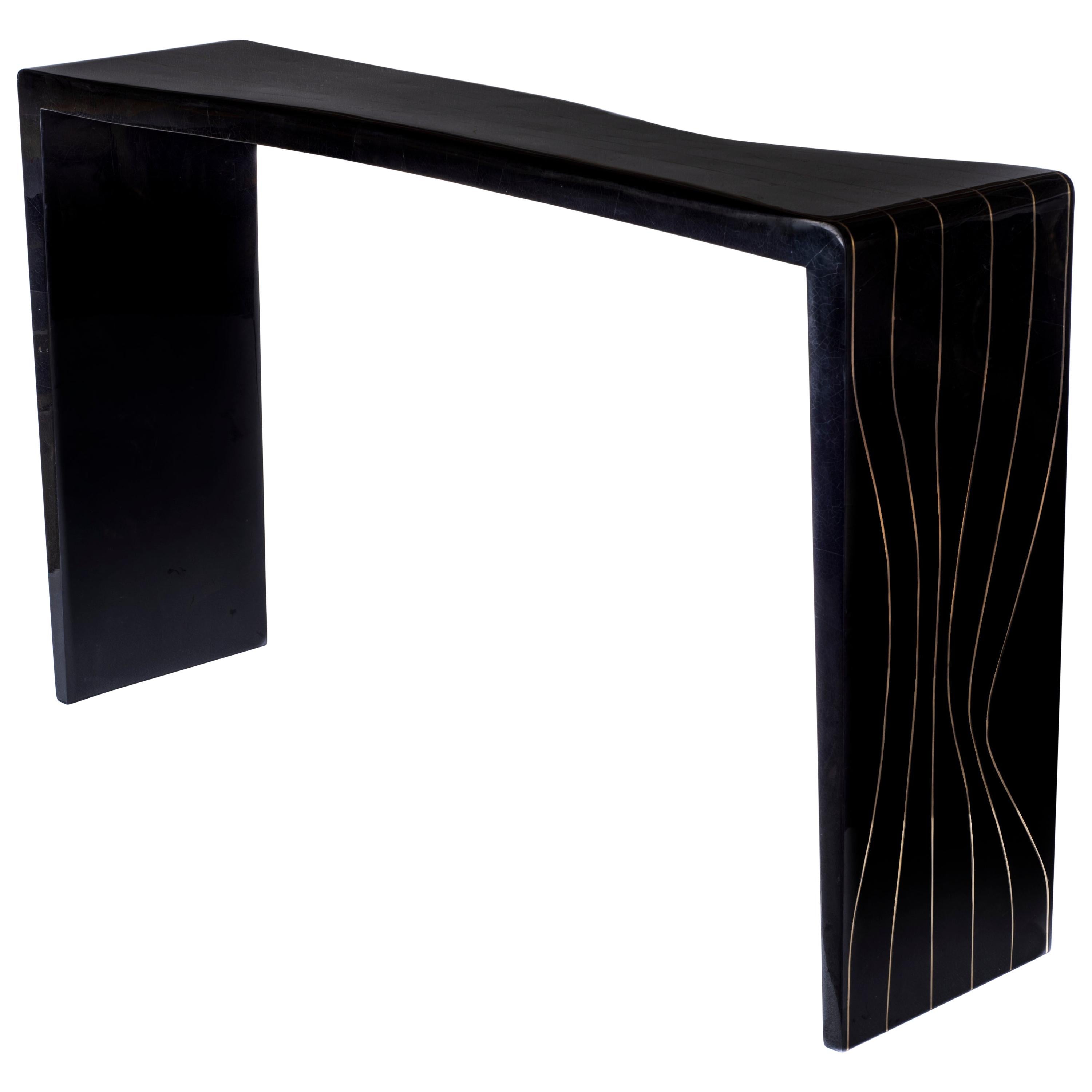 Table console Storm en coquille de stylo noir et laiton bronze-patina de Kifu Paris en vente