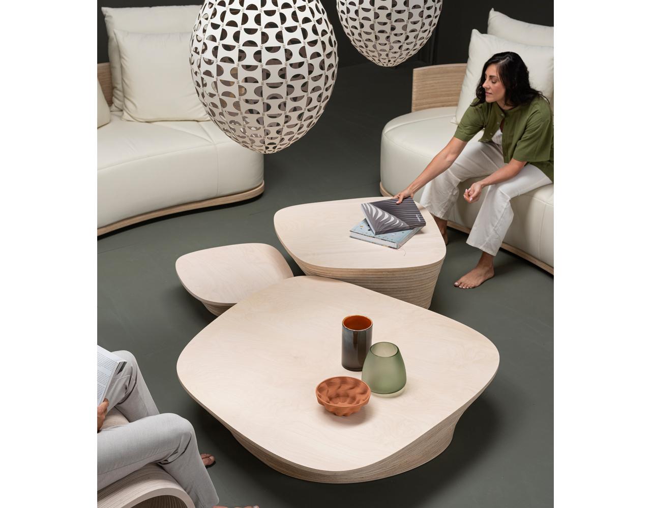 La grande table basse Storm est un meuble remarquable qui allie fonctionnalité et design artistique. Fabriquée en contreplaqué stratifié, cette table présente une forme organique et fluide qui imite le mouvement dynamique des vagues ou des nuages