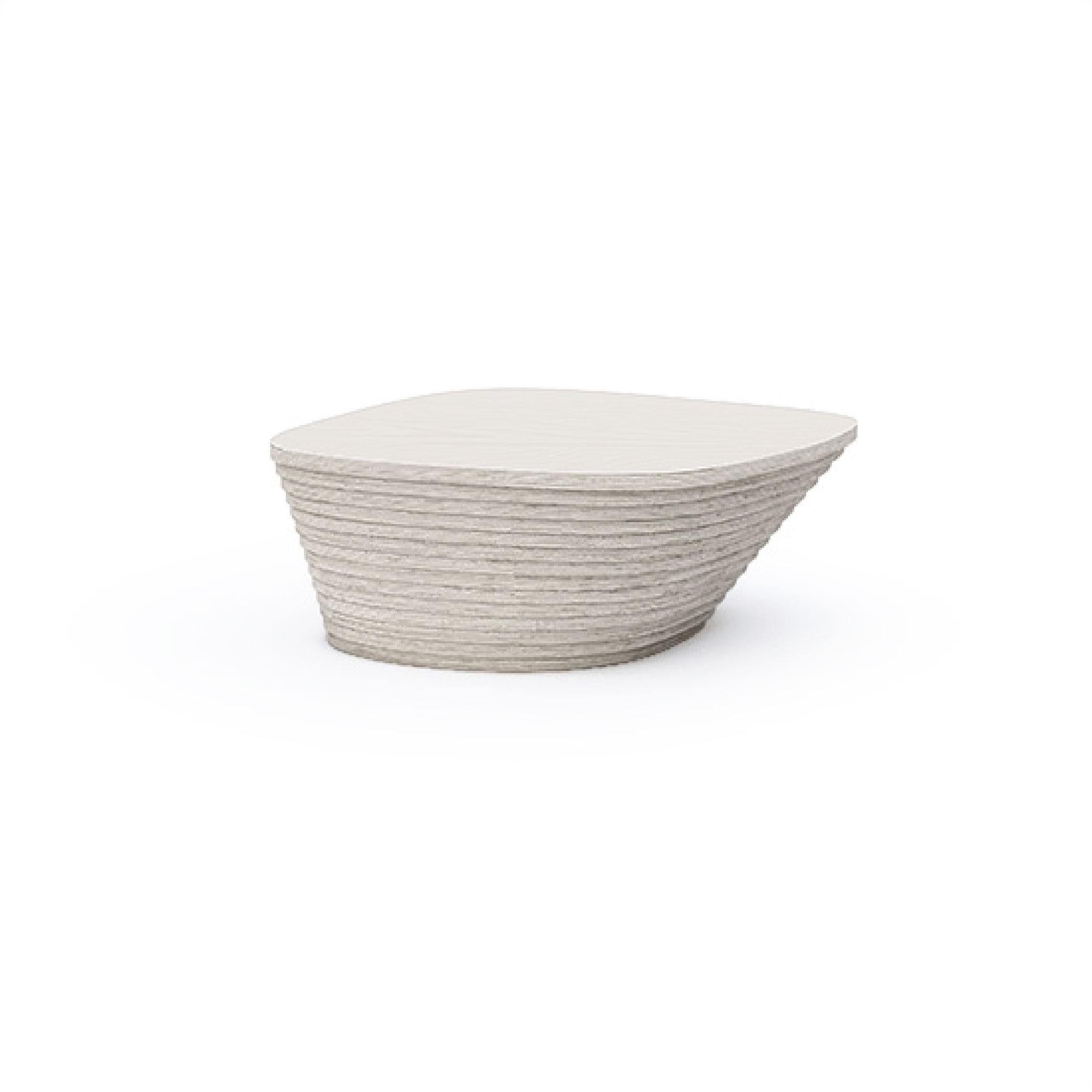 
La table basse moyenne Storm est un meuble exquis qui allie design moderne et élégance fonctionnelle. Fabriqué à partir de matériaux de haute qualité, il est doté d'un plateau circulaire élégant qui offre une grande surface pour les objets