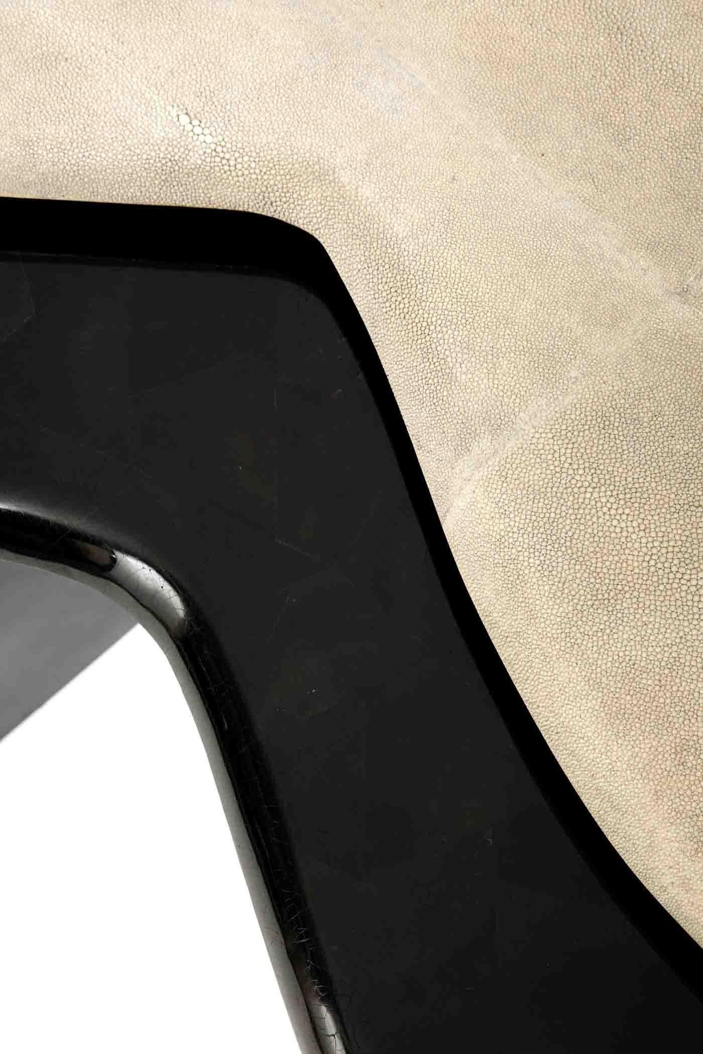 La marca, con sede en París, se ha distinguido desde su lanzamiento por su icónico uso del shagreen mezclado con latón y otros materiales exóticos. Todos los muebles están hechos a mano por artesanos expertos, lo que hace que cada pieza sea única,