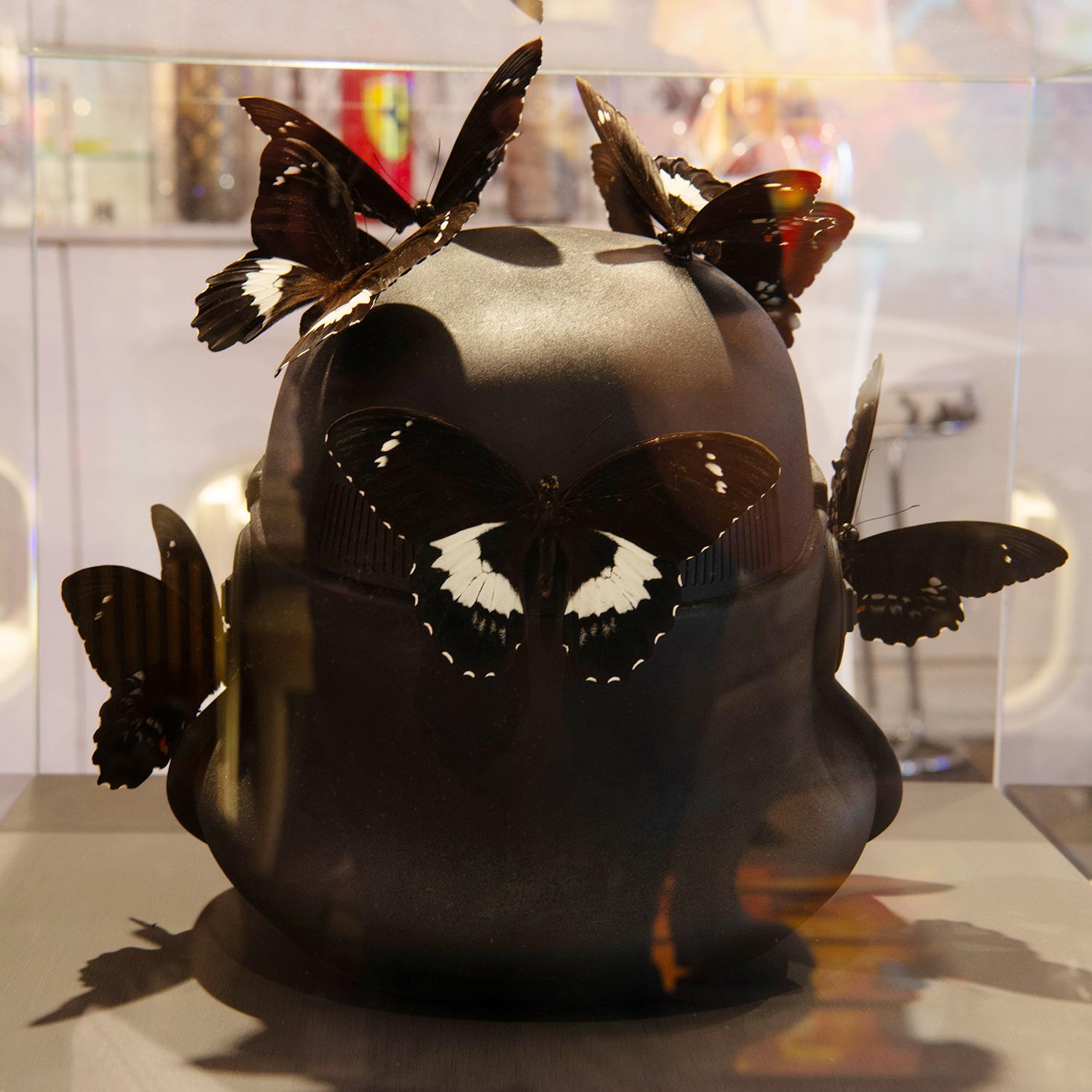 Escultura Stormtrooper Casco Negro Mariposas en venta 1