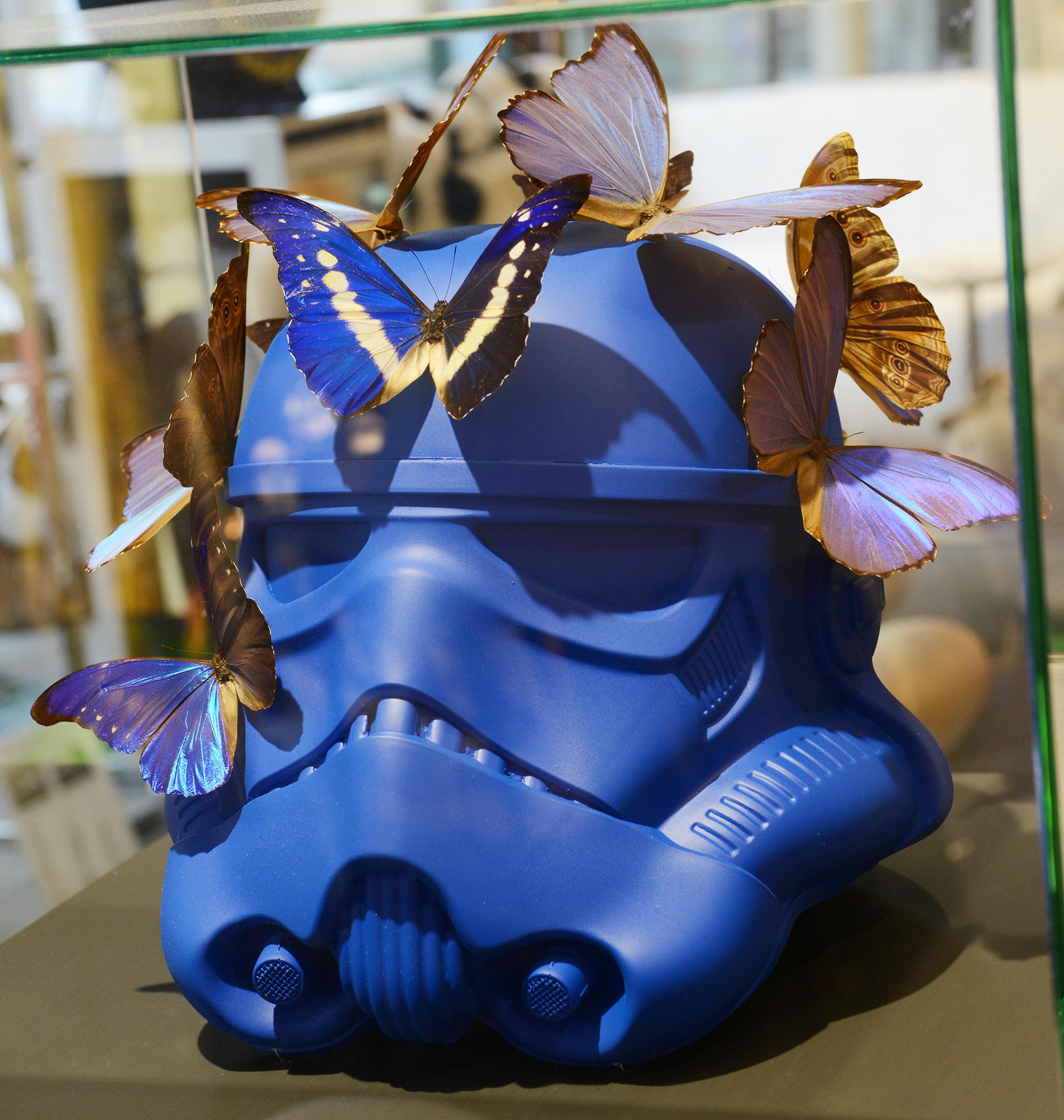 Français Sculpture de papillons du Stormtrooper Blue Helmet en vente