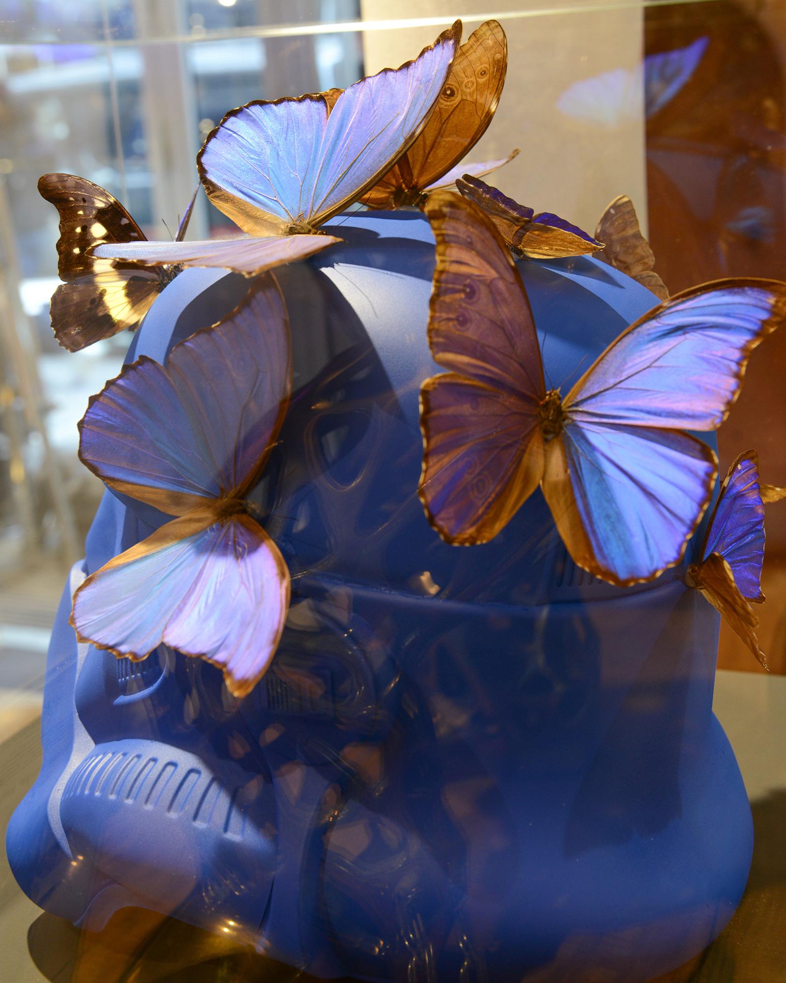 XXIe siècle et contemporain Sculpture de papillons du Stormtrooper Blue Helmet en vente