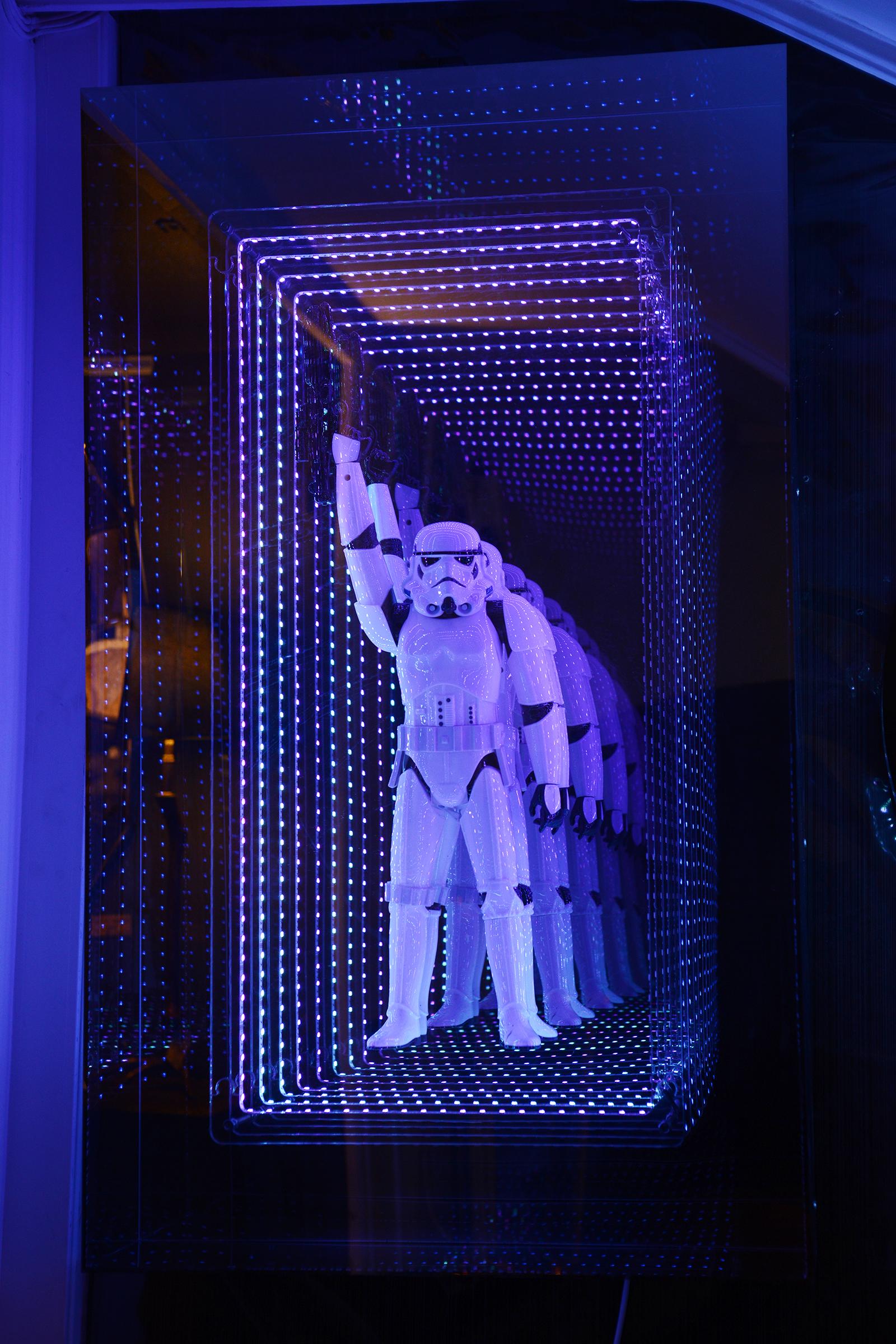 Mirror stormtrooper medium wall decoration mirror
made with led lights with mirrored glass and plexiglass
creating an infiny mirrored effect. With lacquered resin
white stormtrooper Star Wars. Exceptional piece made
in 2020 by Raphael Fenice.