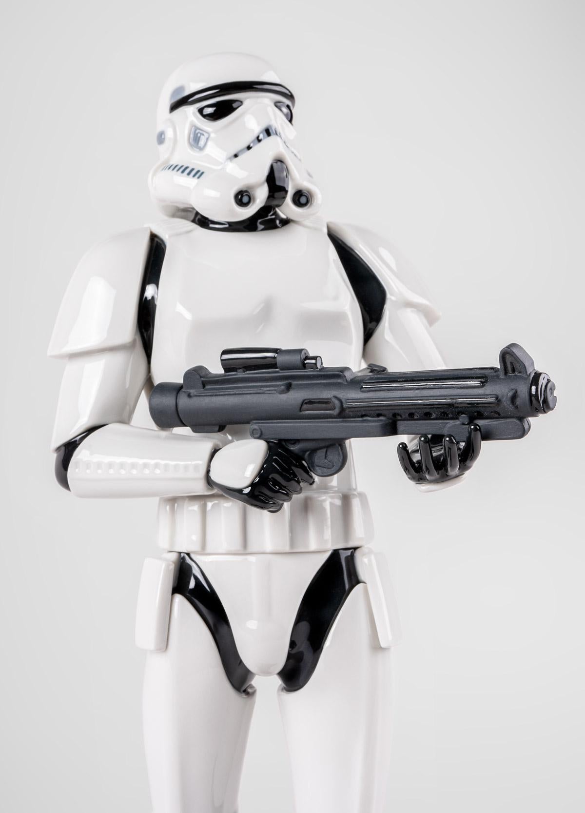 Scultura in porcellana che ritrae fedelmente un membro delle truppe imperiali della saga di Star Wars. Gli Stormtroopers sono una delle immagini più iconiche della saga di Star Wars. Questi guerrieri imperiali, che sono entrati a far parte della