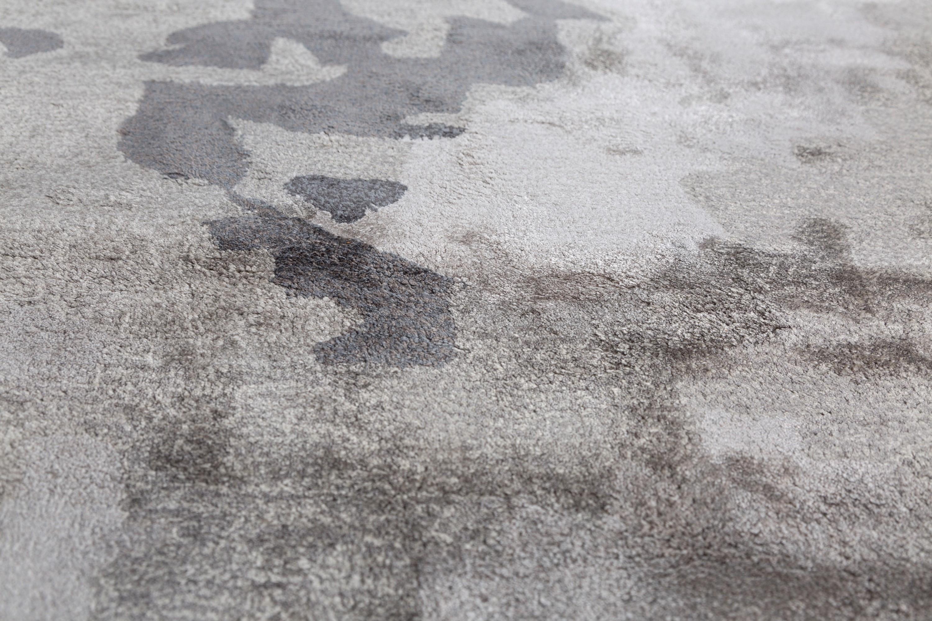 Stormy Shadows Medium Grauer, handgetufteter Teppich aus anthrazitfarbenem Schiefer 240x300 cm (Indisch) im Angebot