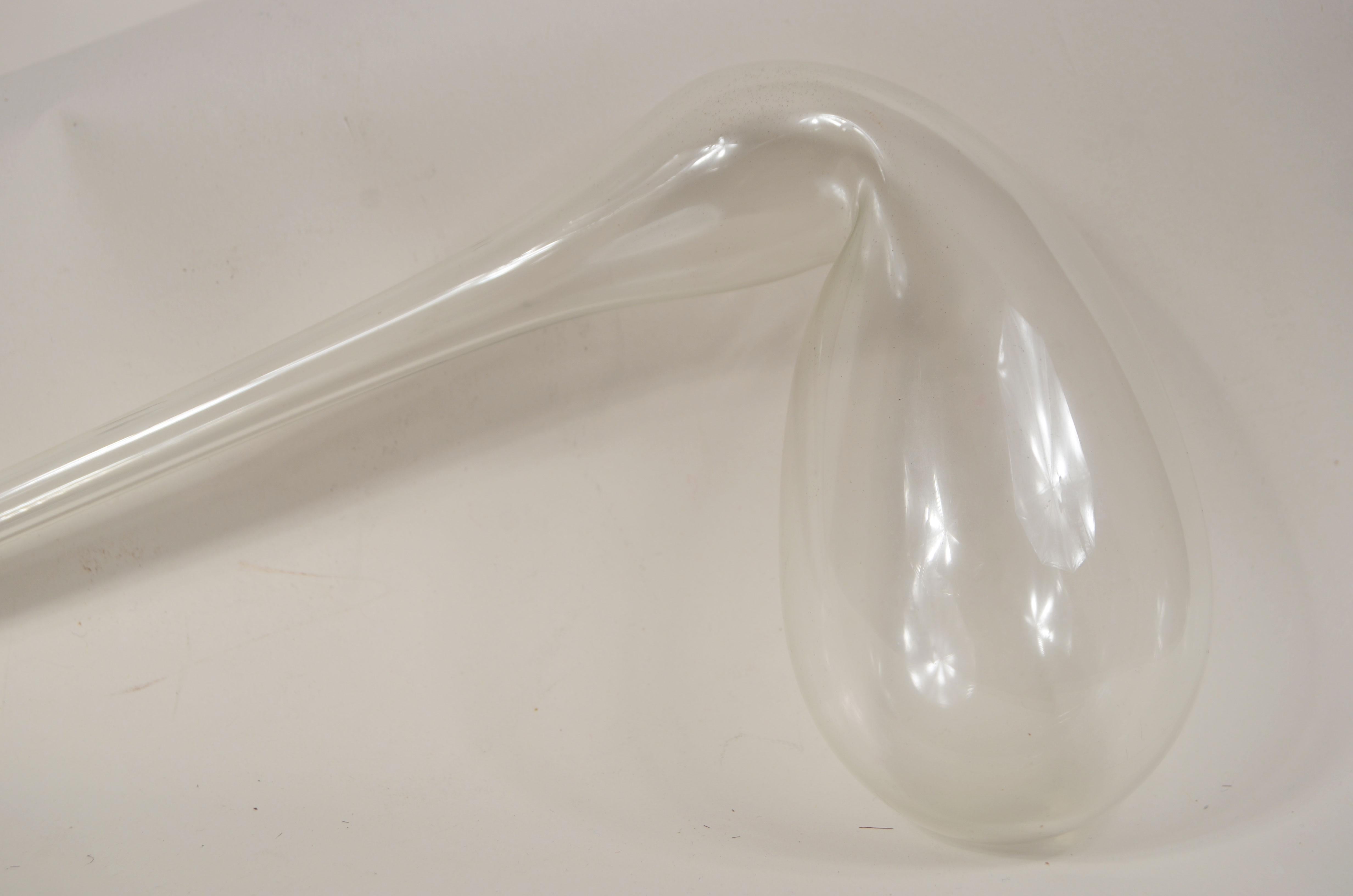 An early 19th-century transparent blown glass laboratory retort used for distillation, it has a pyriform body and long neck bent downward that gradually narrows toward the mouth. 
Bon état. Measures length cm 32.5 - inch 12.7, height cm 15 -inch
