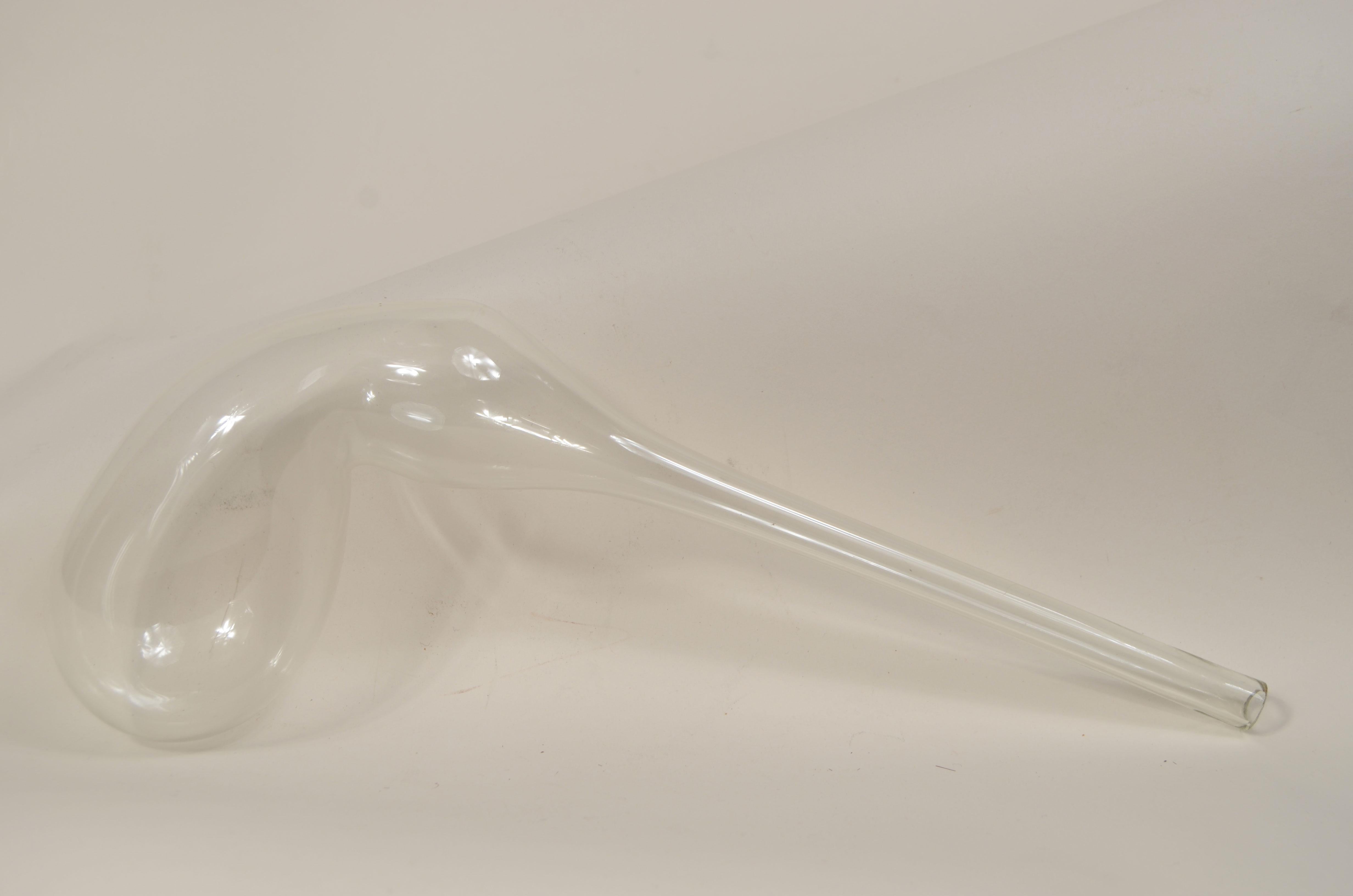 Eine durchsichtige Laborretorte aus geblasenem Glas aus dem frühen 19. Jahrhundert, die für die Destillation verwendet wurde. Sie hat einen eiförmigen Körper und einen langen, nach unten gebogenen Hals, der sich zur Öffnung hin allmählich verengt.