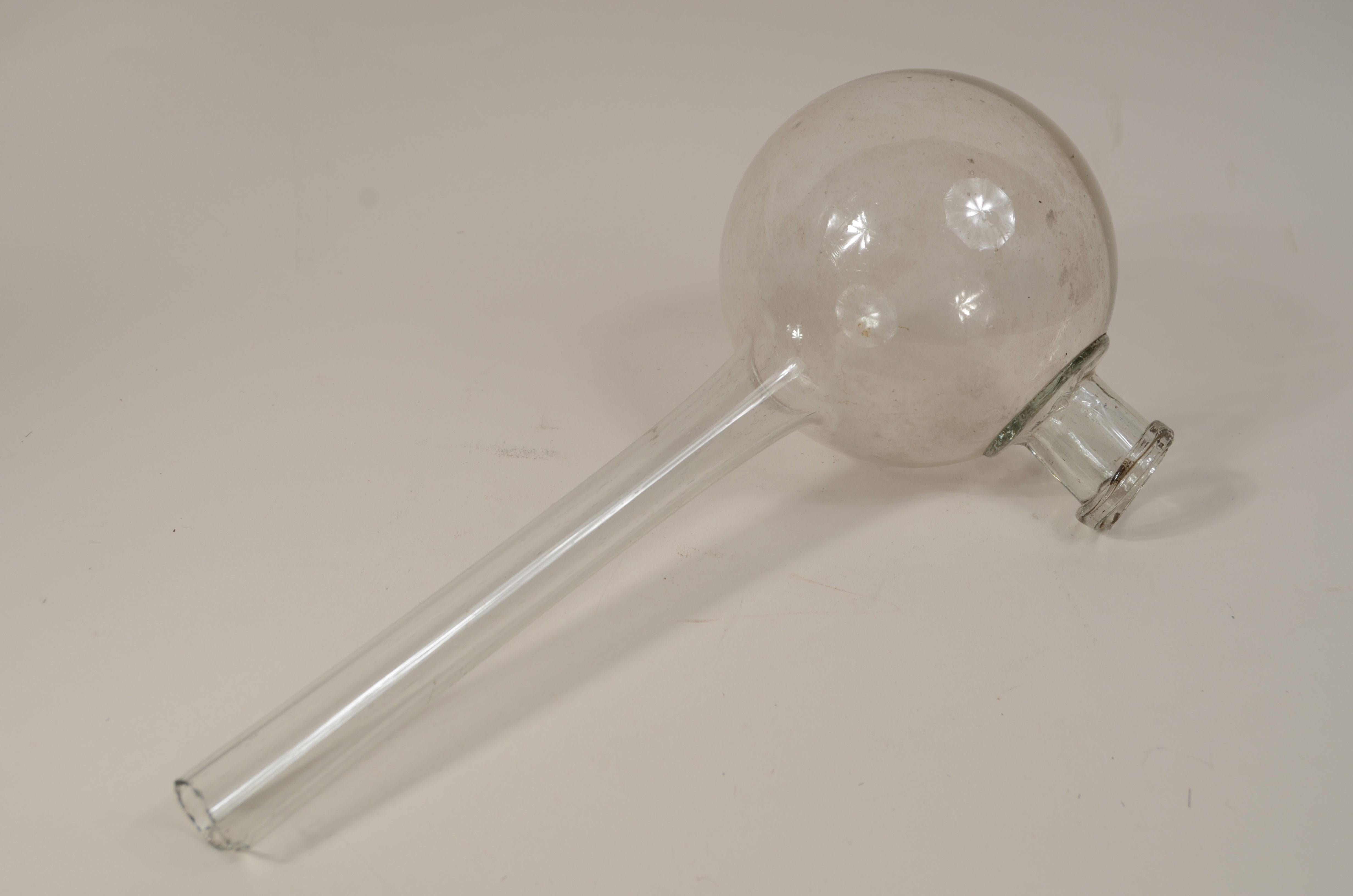 Transparent blown glass laboratory retort from the early 19th century. In Good Condition For Sale In Milan, IT