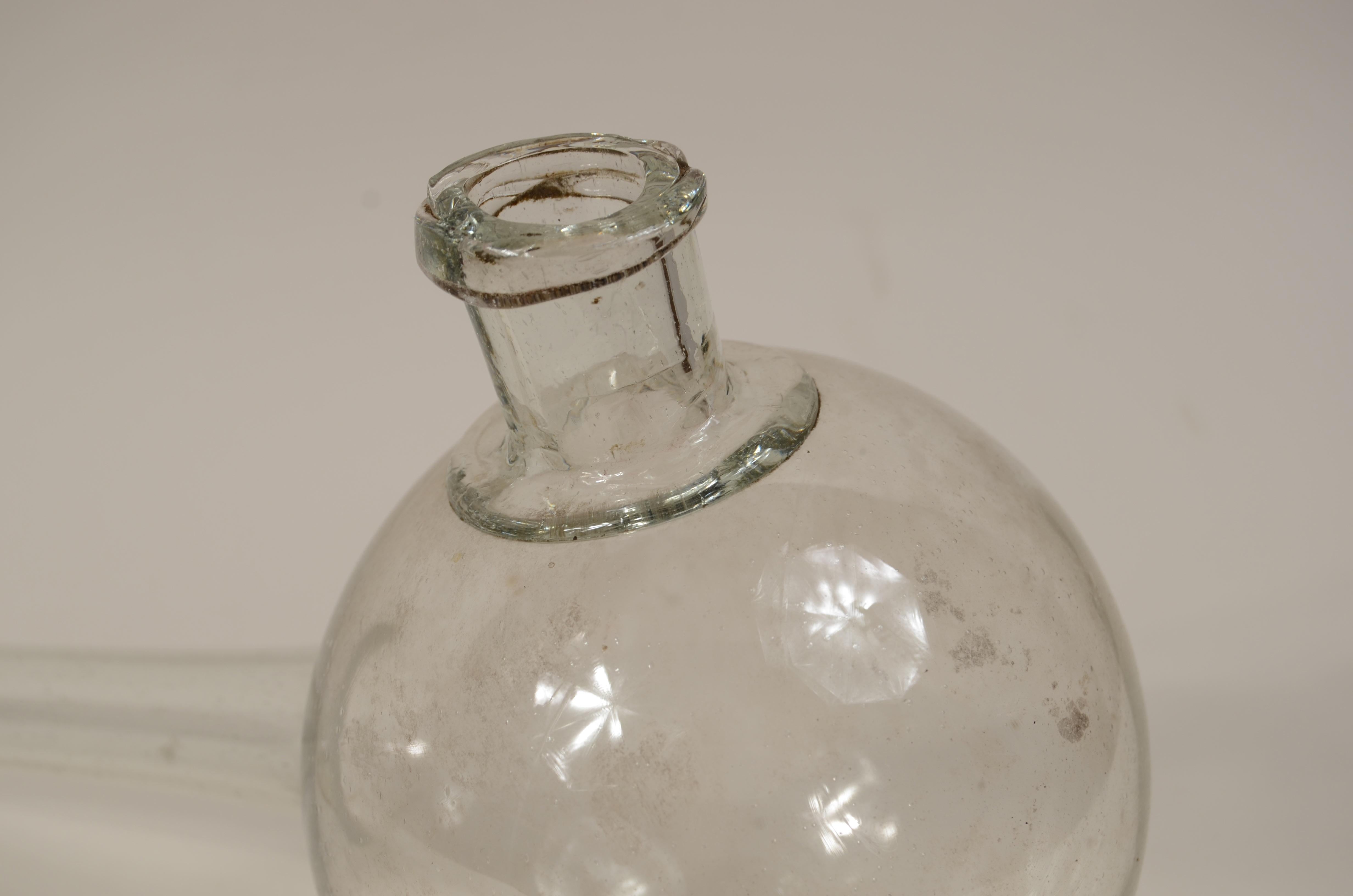 Transparent blown glass laboratory retort from the early 19th century. For Sale 3