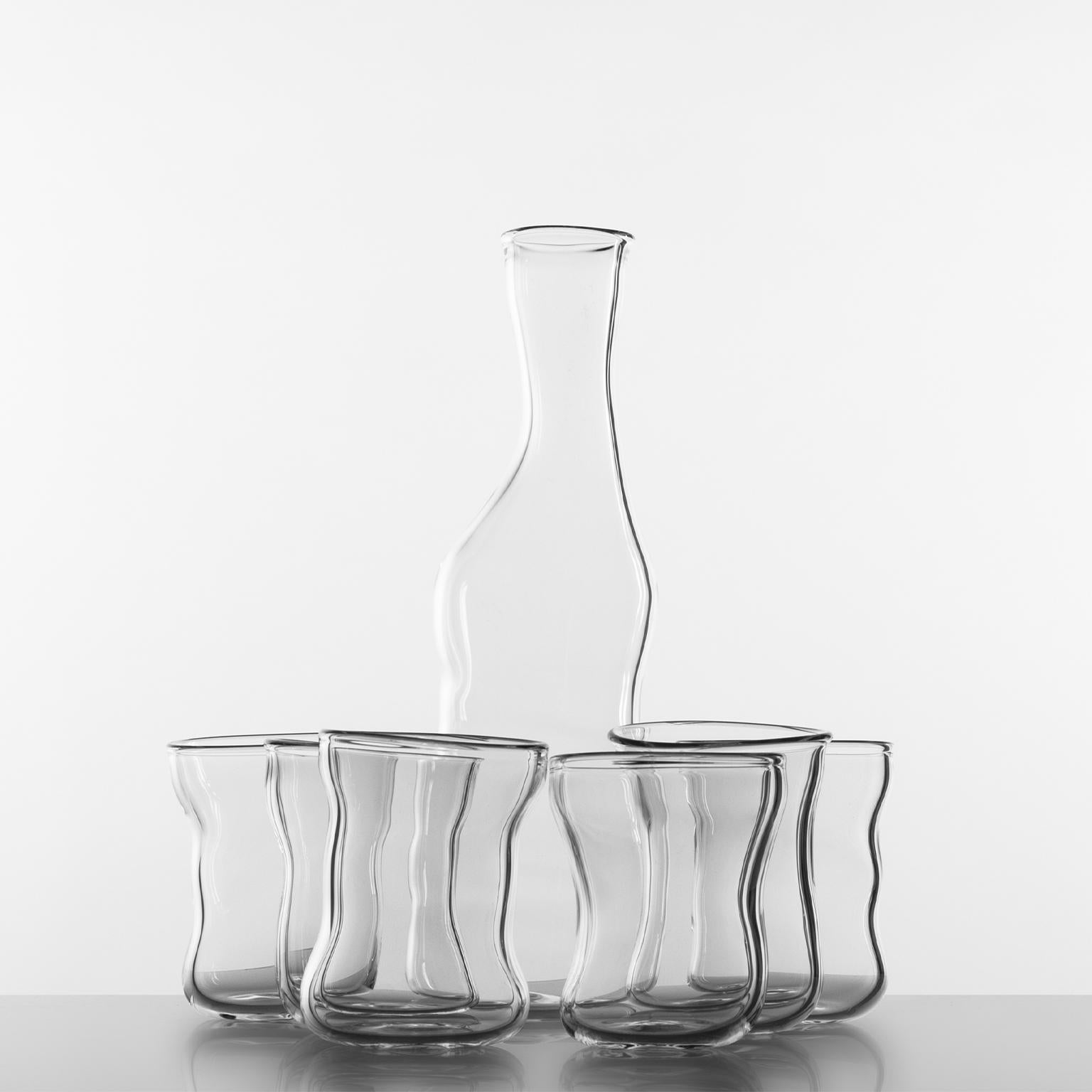 Vasos y botella soplados a mano de Simone Crestani

El Conjunto Storti es una colección única de Simone Crestani, que combina arte y diseño funcional. Este set incluye una Botella Storti y seis Vasos Storti, en total siete piezas de cristalería