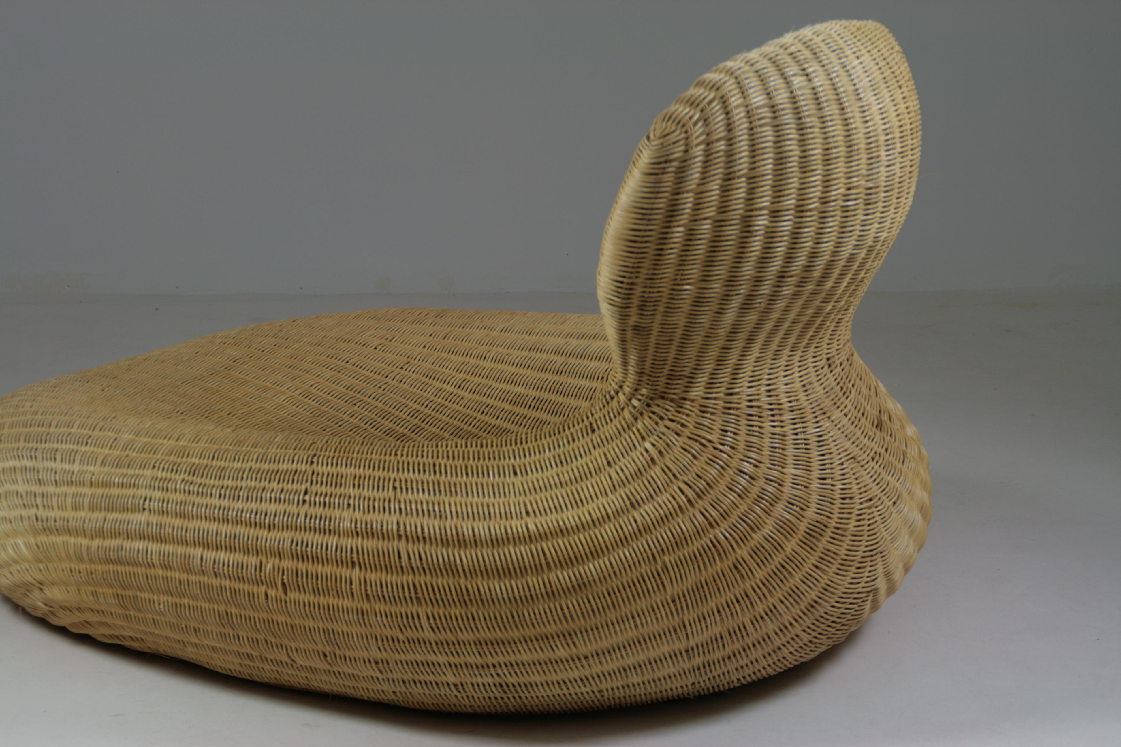 Moderna tumbona escandinava de ratán diseñada por Carl Öjerstam para Ikea y que data de la década de 2000. Estructura de bambú y ratán tejido. Esta silla redondeada estuvo en producción limitada en Ikea Suecia de 2001 a 2005. Asiento muy cómodo y
