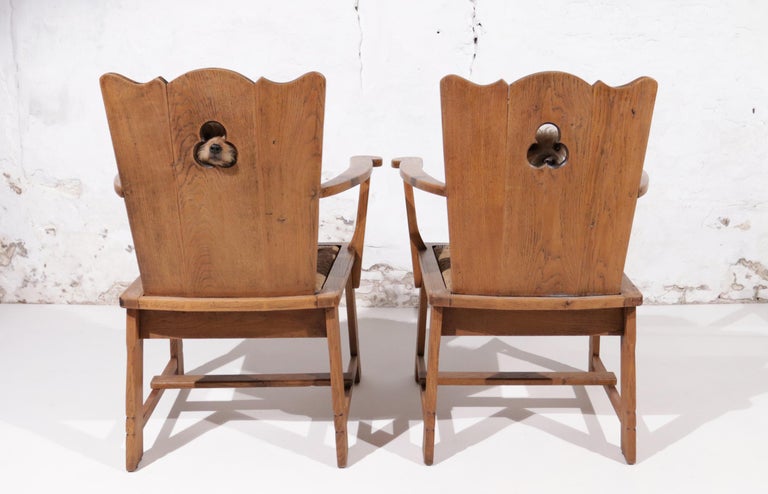Two lovely solid oak chairs with a rush seat from the 30's.
Fit perfectly with the style of designers such as Axel Einar Hjorth, Charlotte Perriand, Jean Touret and Charles Dudouyt.
The chairs are comfortable and the use of only natural materials