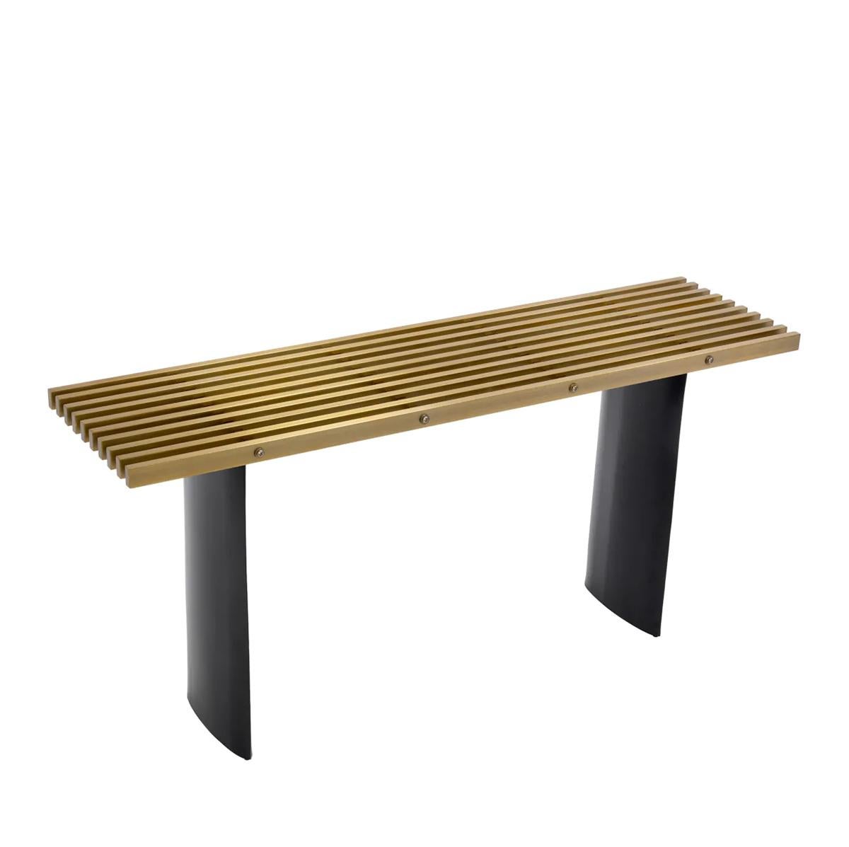 Table console en laiton avec toute la structure en acier inoxydable,
plateau en acier inoxydable en finition laiton vintage et avec 22 inox
en acier noirci.