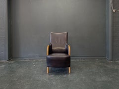 Sillón Stouby de piel negra y abedul