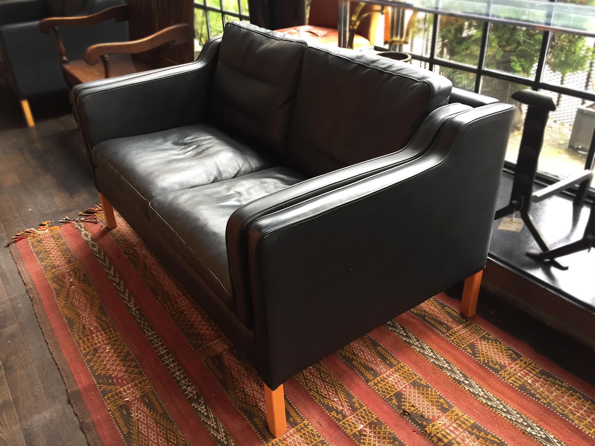 Stouby Black Leather Settee in the Style of Børge Mogensen In Good Condition In New York, NY